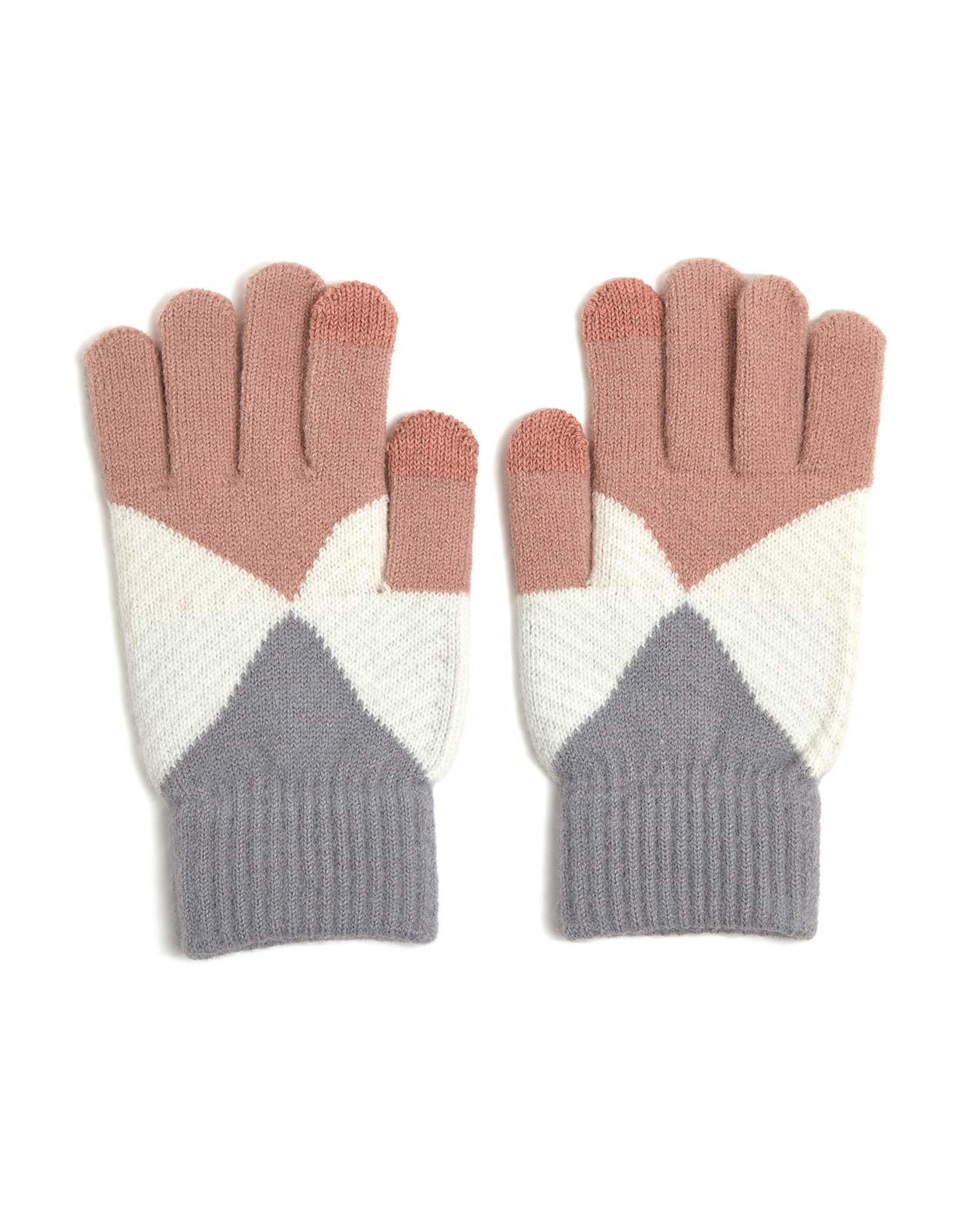 قفازات شتوية بألوان متباينة