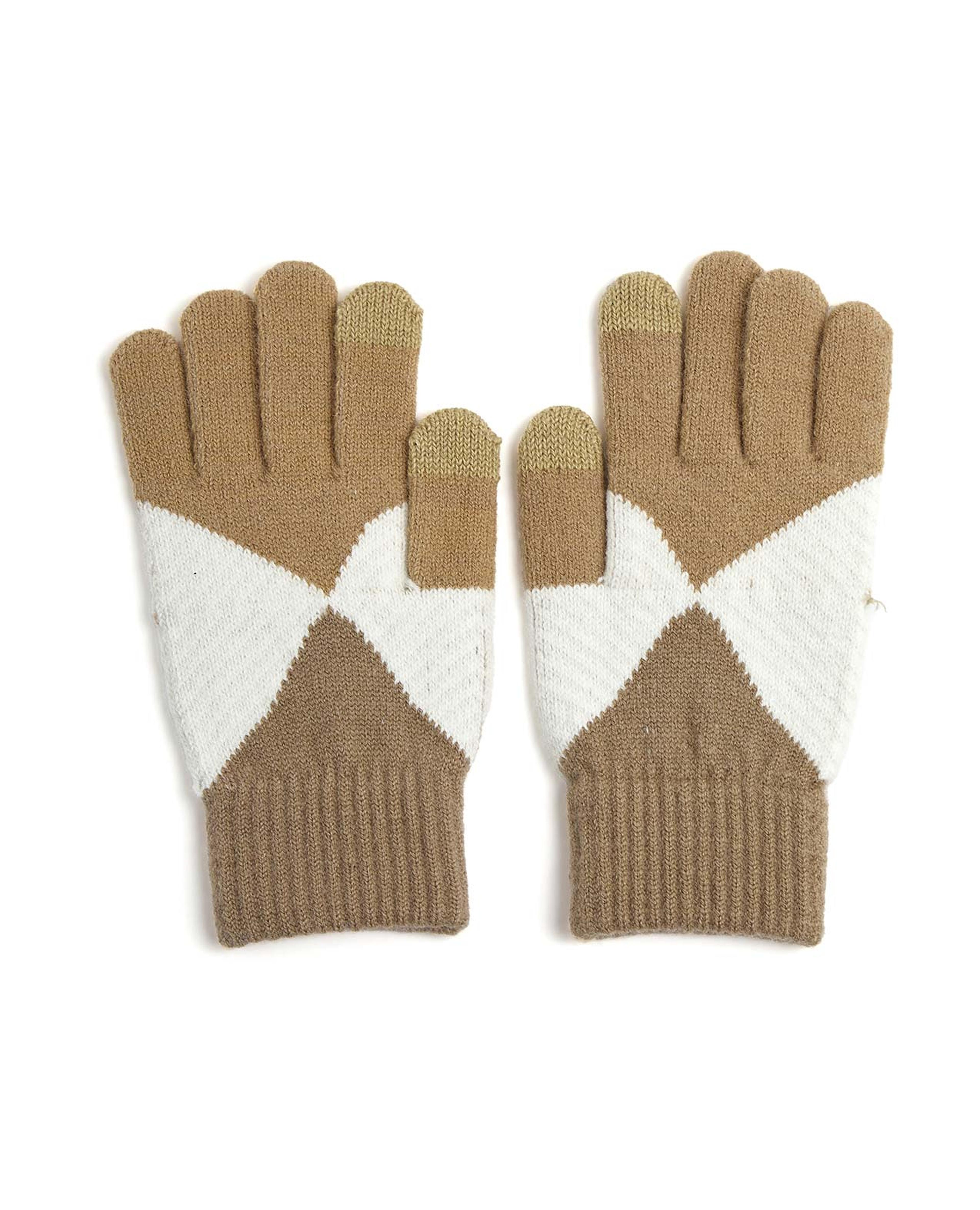 قفازات شتوية بألوان متباينة