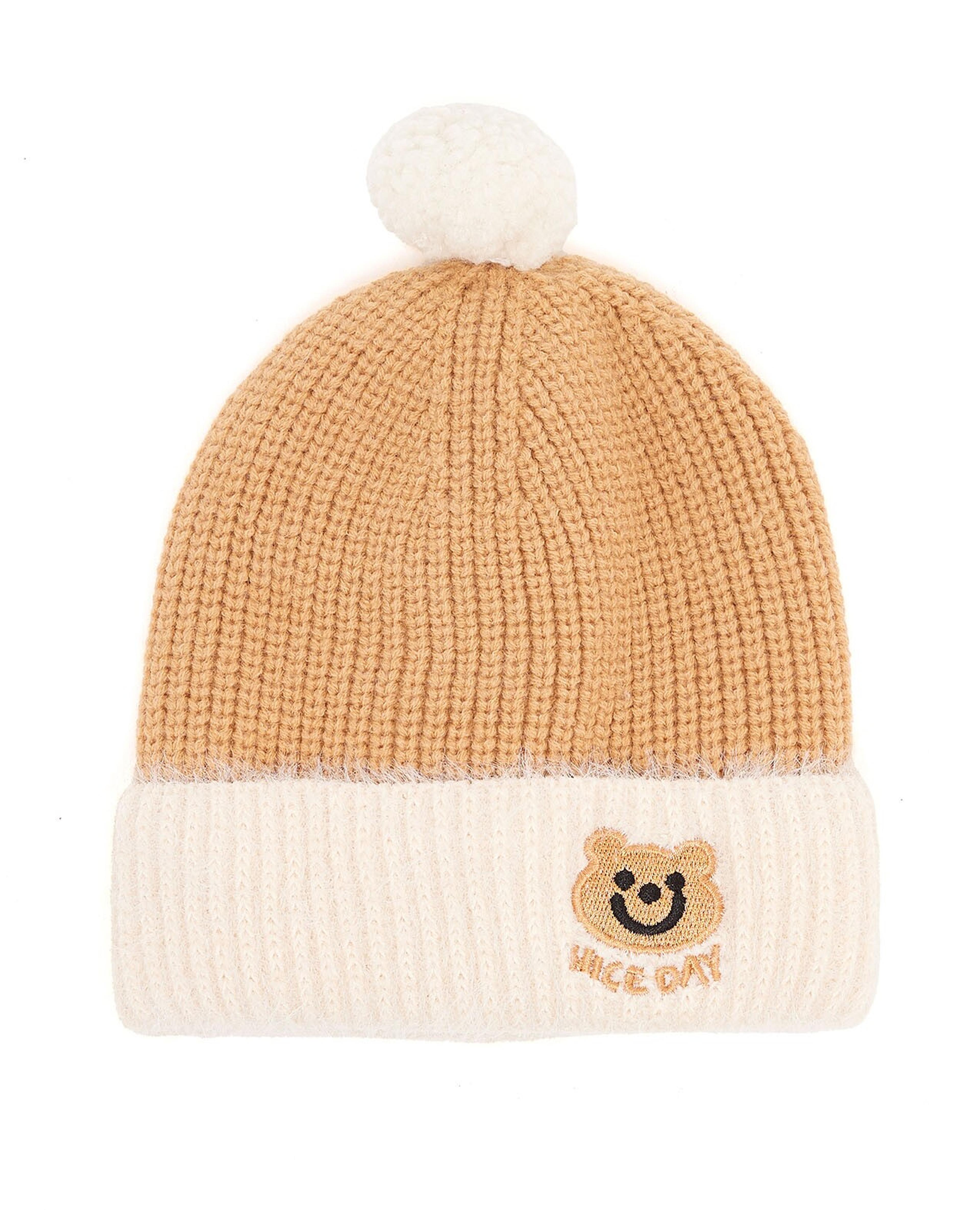 قبعة مطرزة بوم بوم بألوان متناسقة