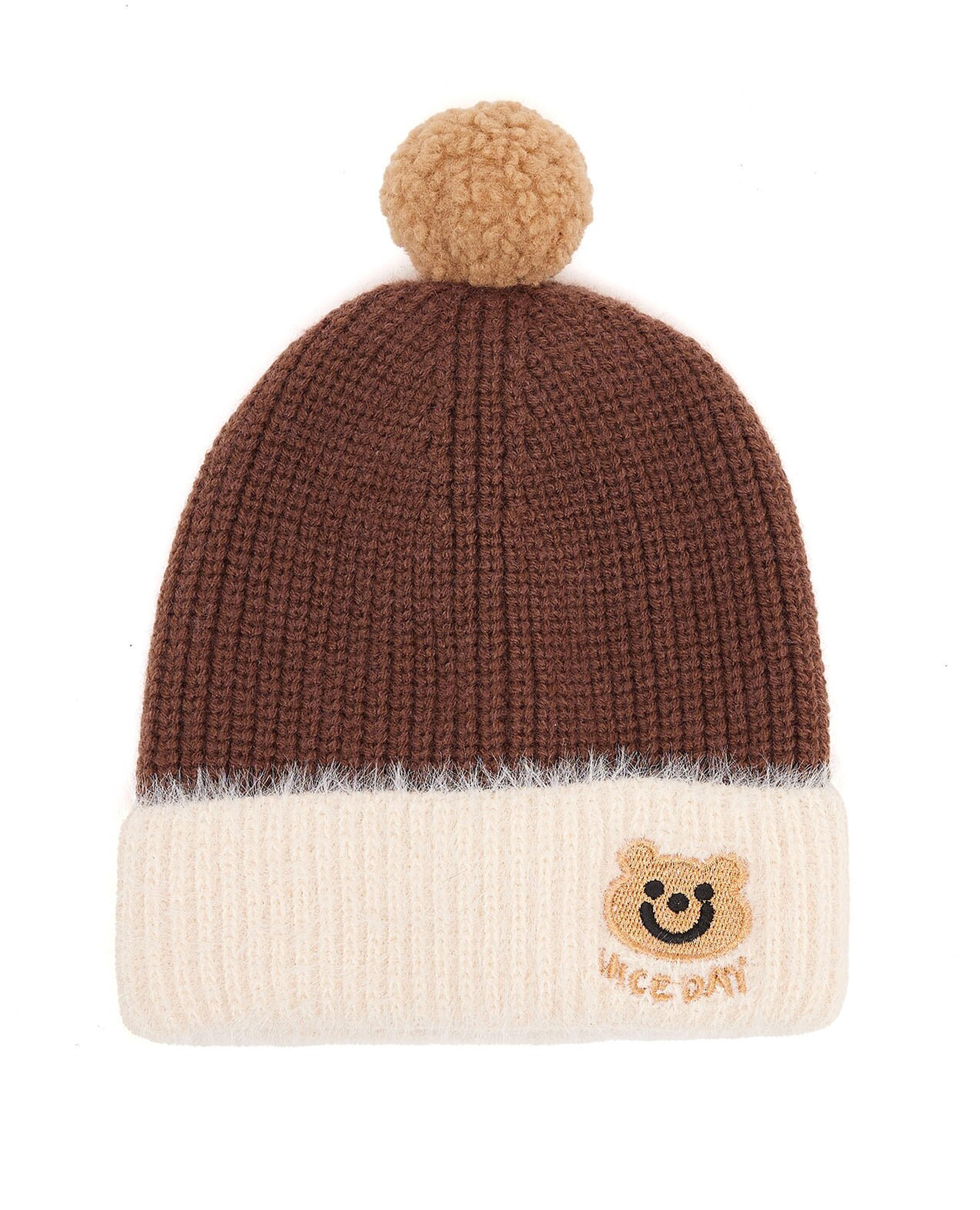 قبعة مطرزة بوم بوم بألوان متناسقة