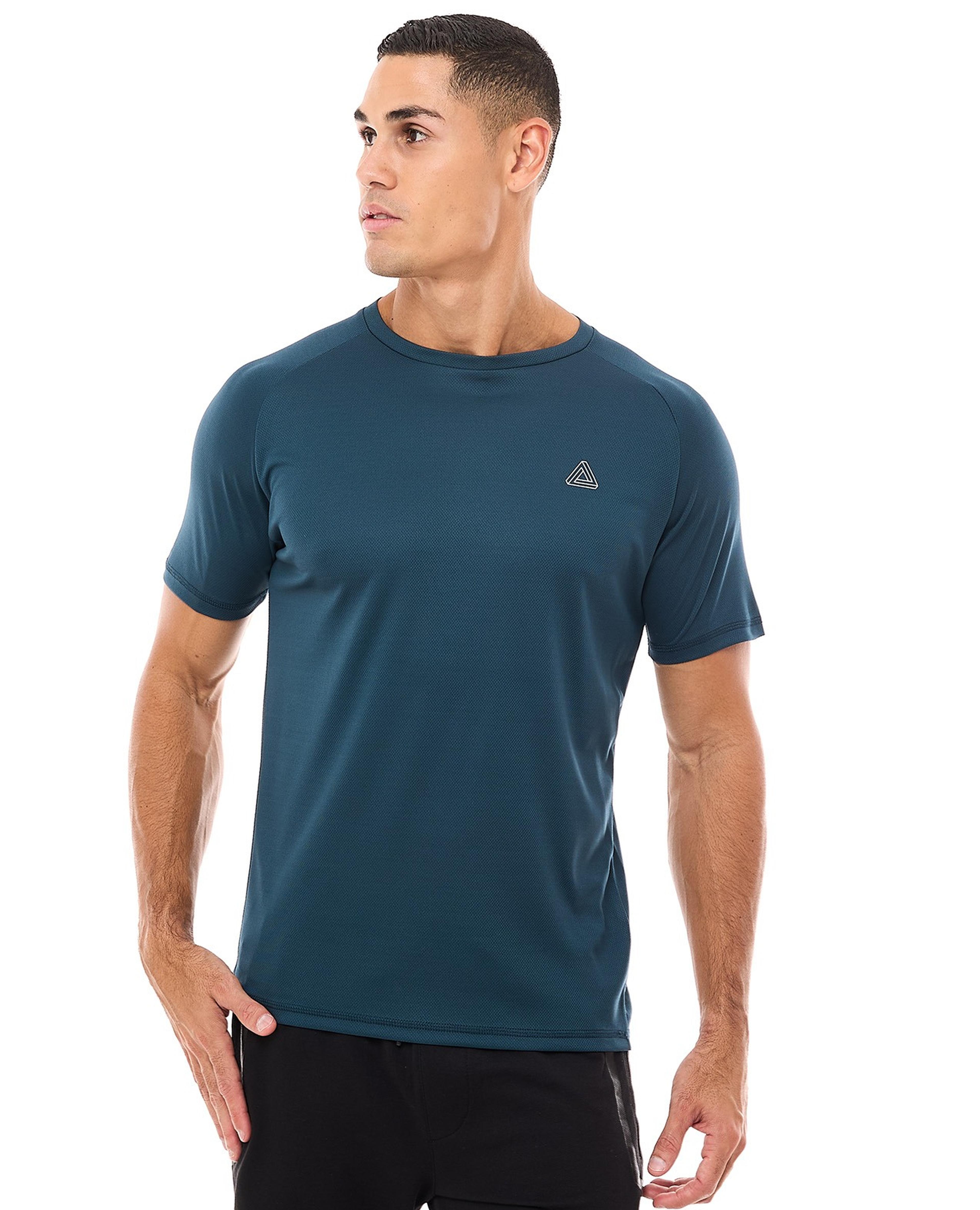 تيشيرت رياضي بشعار العلامة التجارية بياقة دائرية وأكمام قصيرة