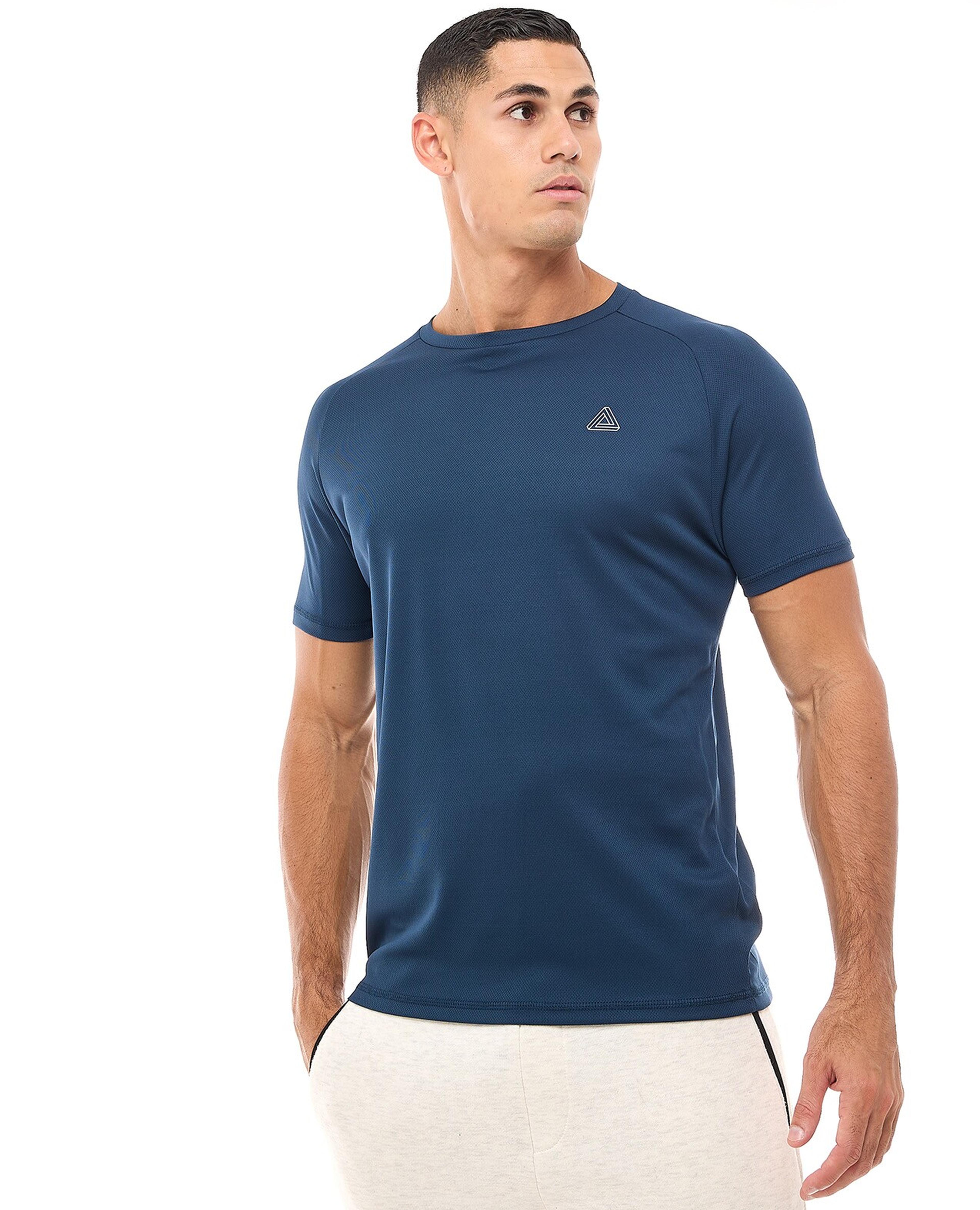 تيشيرت رياضي بشعار العلامة التجارية بياقة دائرية وأكمام قصيرة