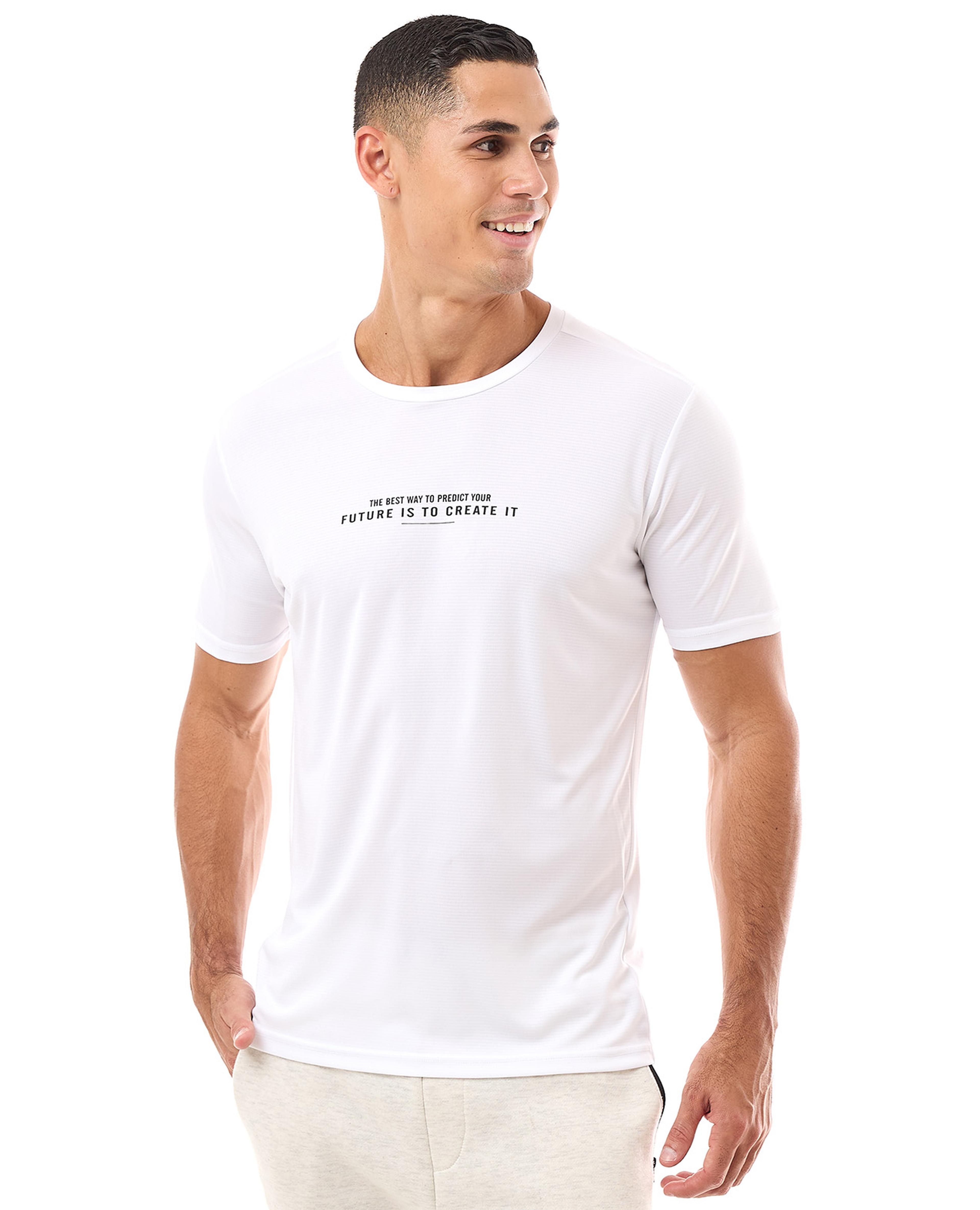 تيشيرت رياضي بطبعة بياقة دائرية وأكمام قصيرة