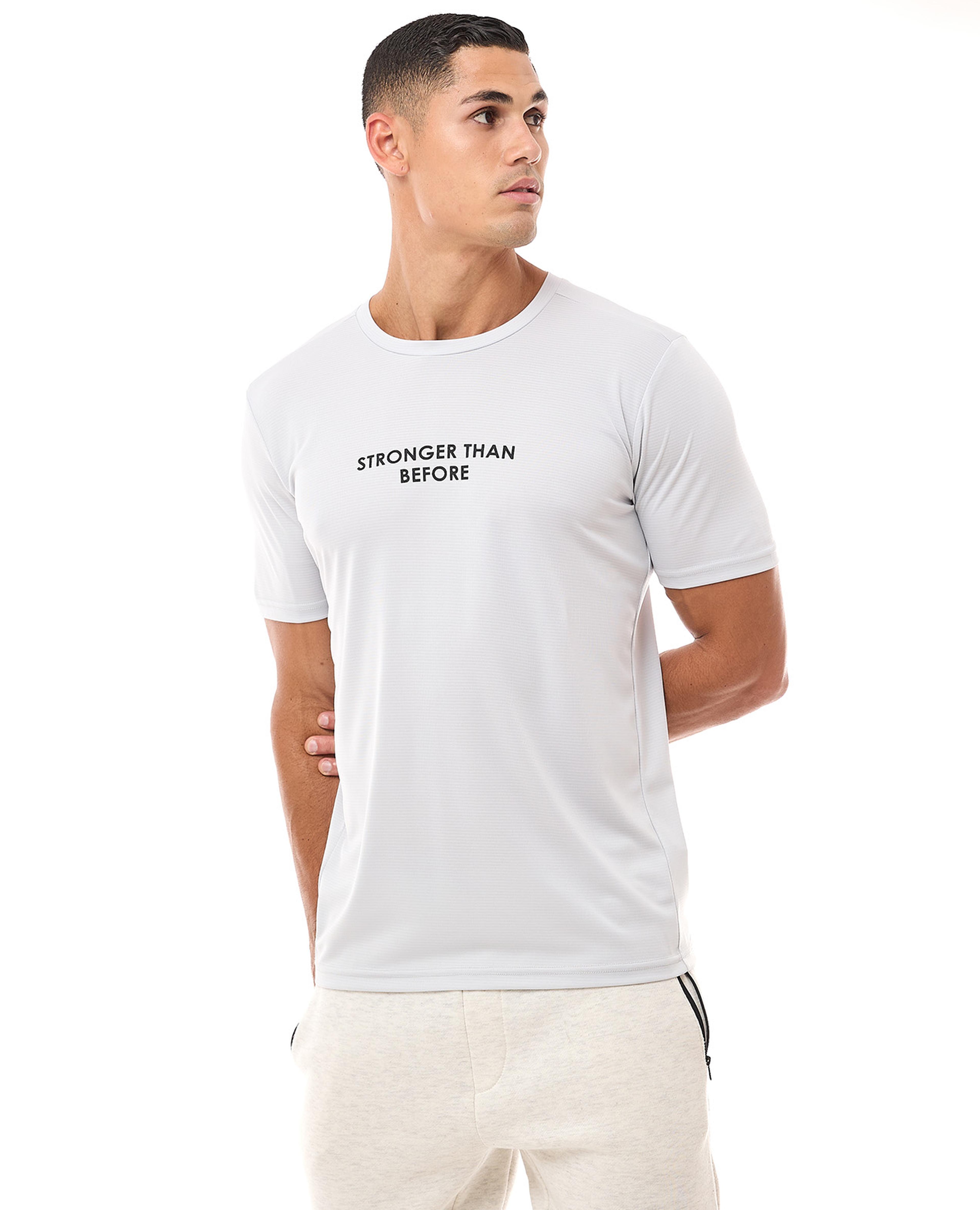 تيشيرت رياضي بطبعة بياقة دائرية وأكمام قصيرة