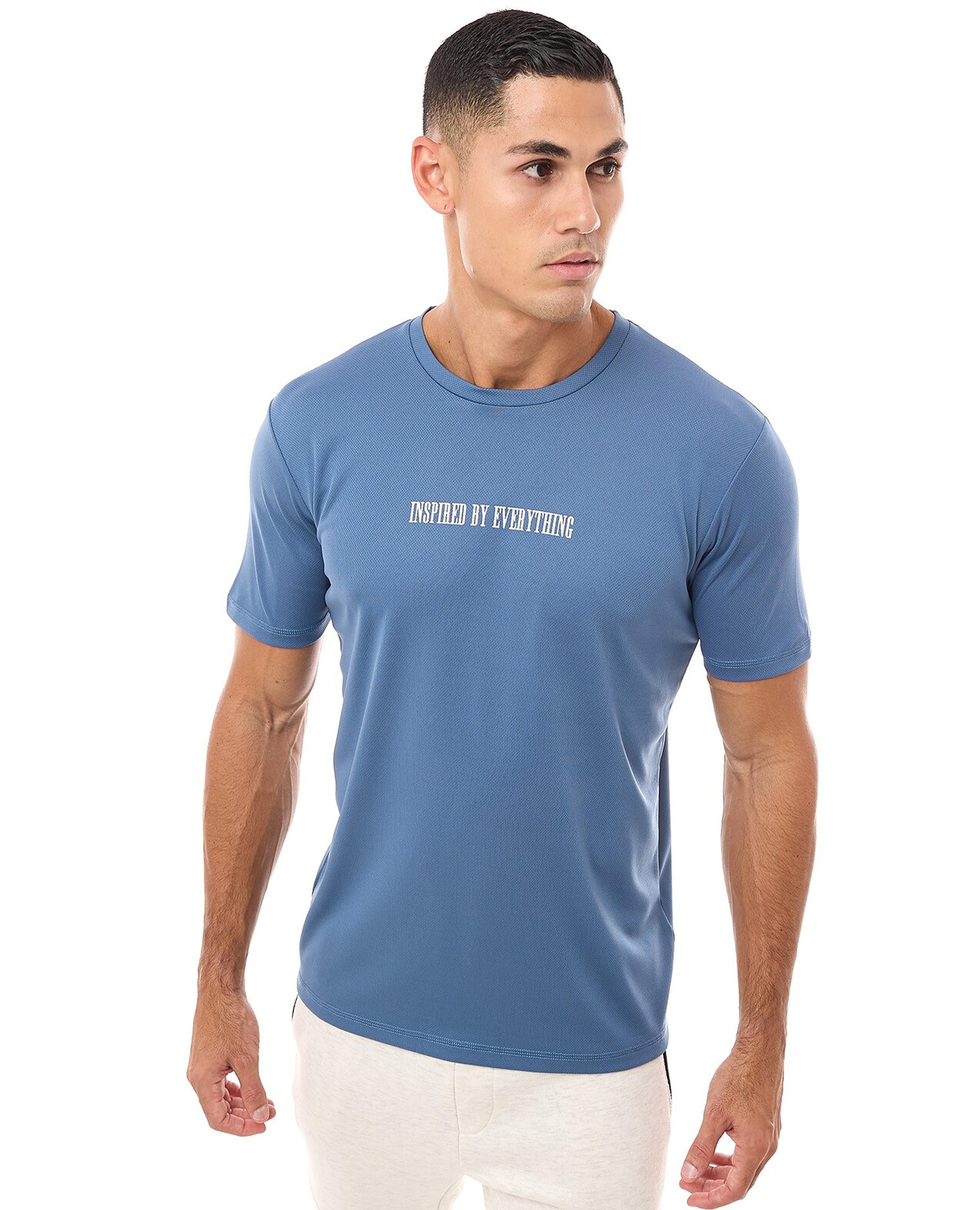 تيشيرت رياضي بطبعة بياقة دائرية وأكمام قصيرة