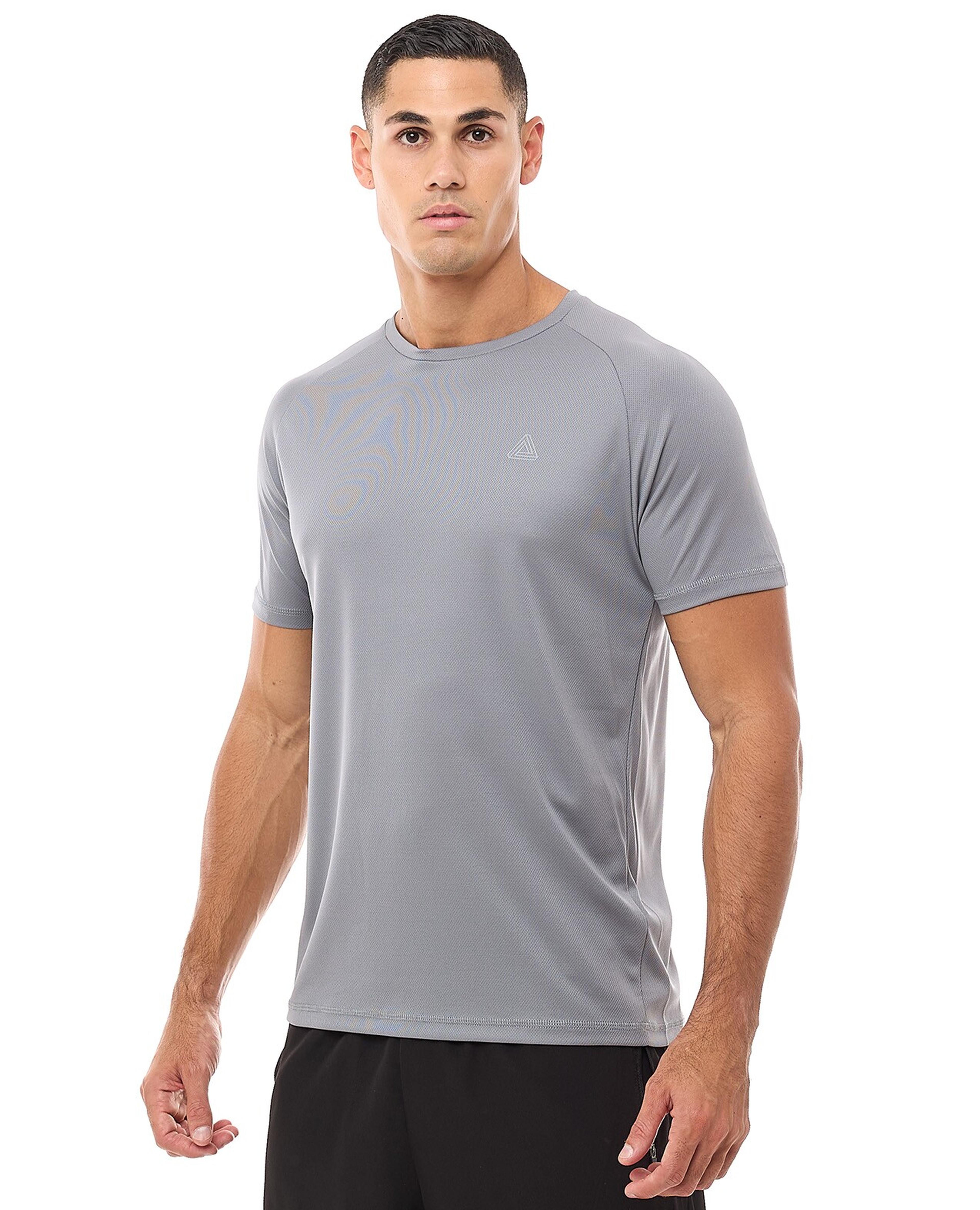 تيشيرت رياضي بشعار العلامة التجارية بياقة دائرية وأكمام قصيرة