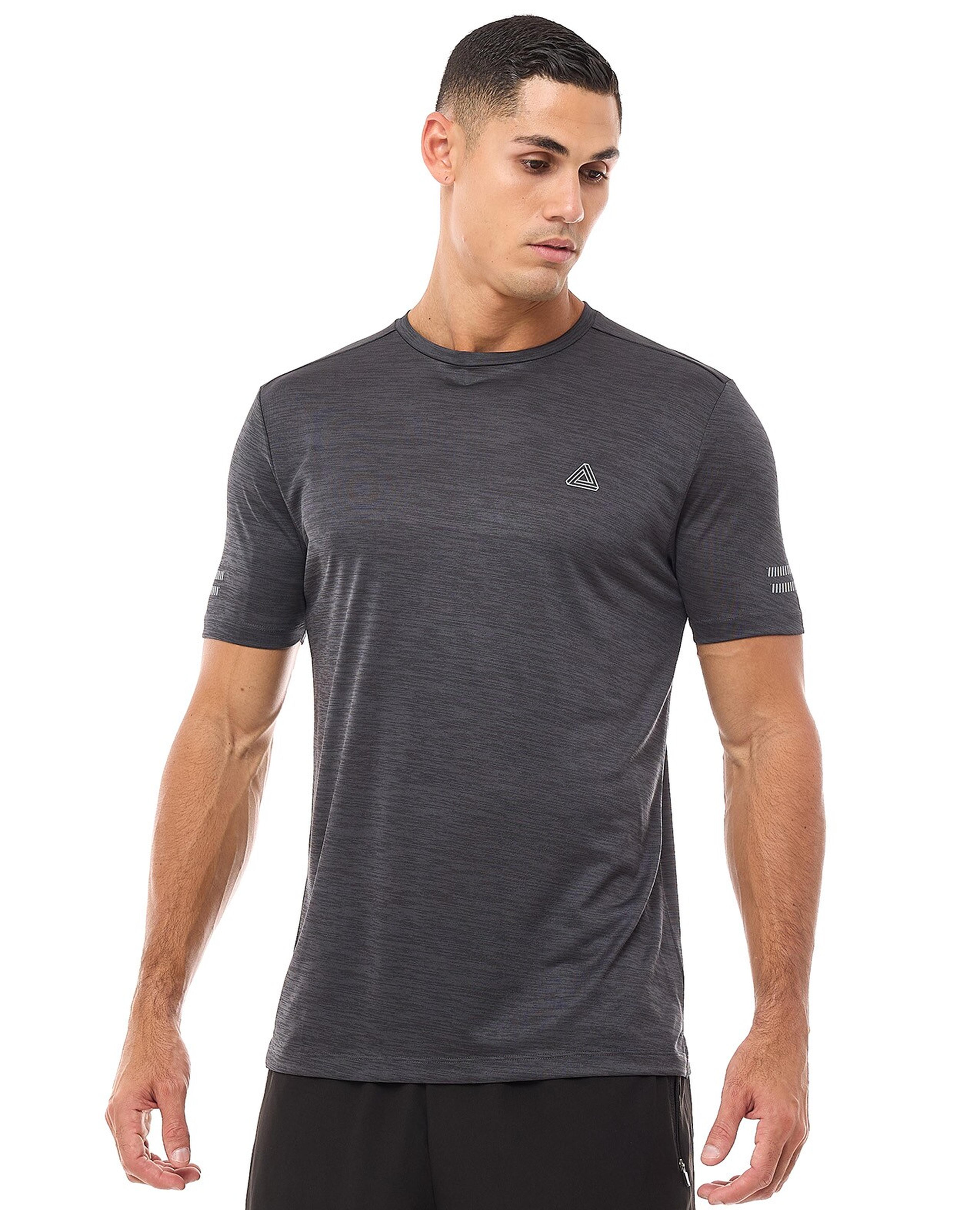 تيشيرت رياضي بطبعة بياقة دائرية وأكمام قصيرة