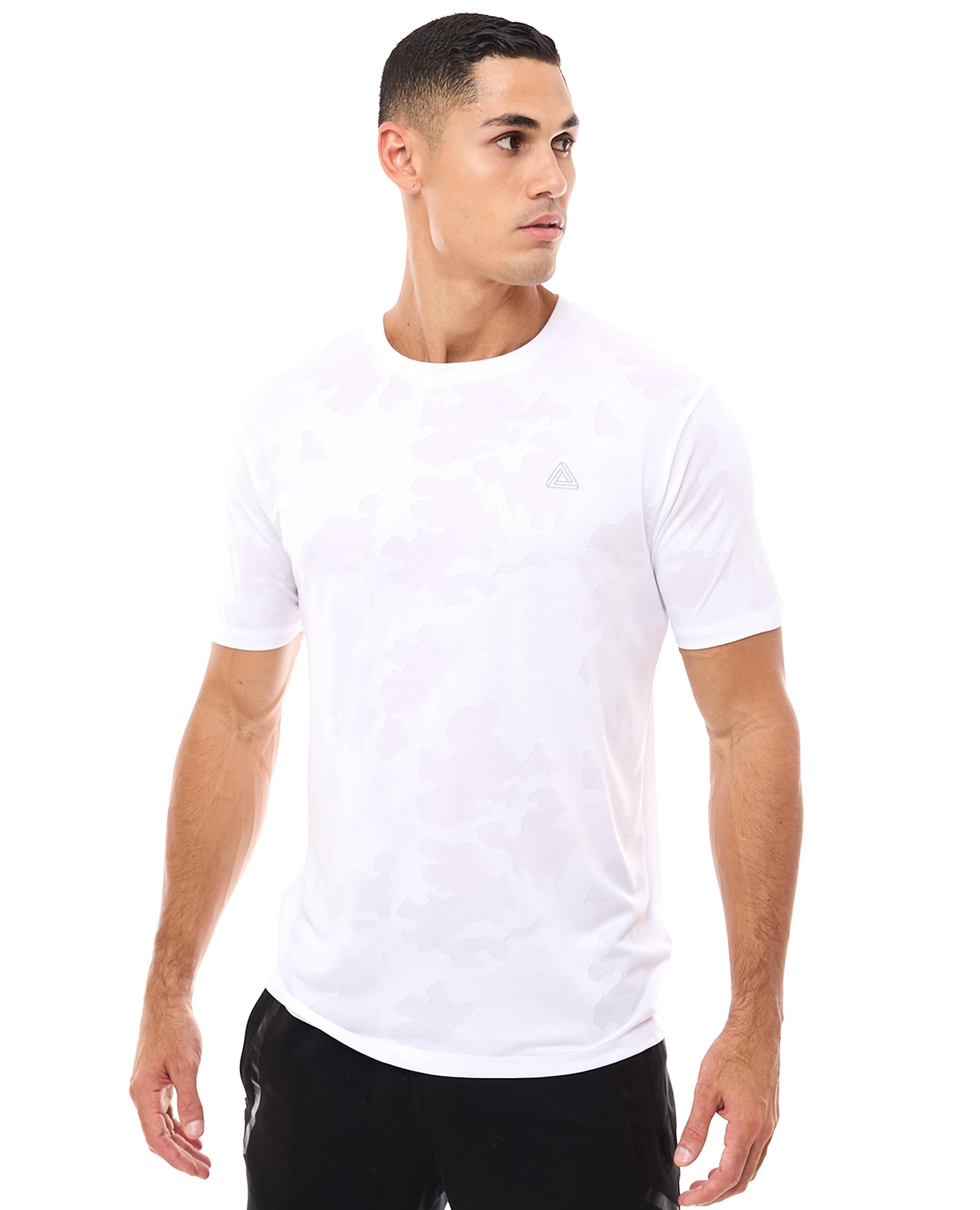تيشيرت رياضي بطبعة بياقة دائرية وأكمام قصيرة