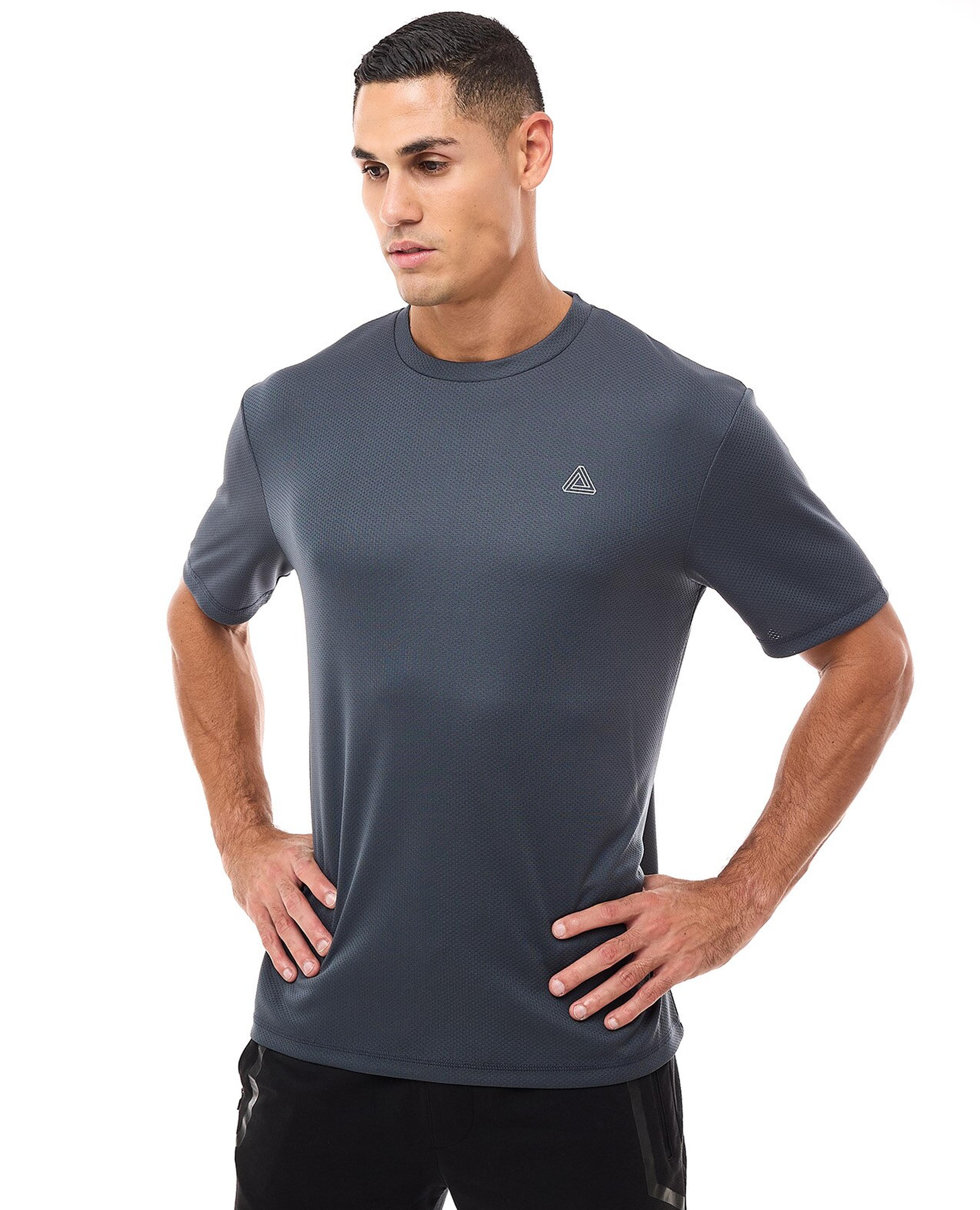 تيشيرت رياضي بشعار العلامة التجارية بياقة دائرية وأكمام قصيرة