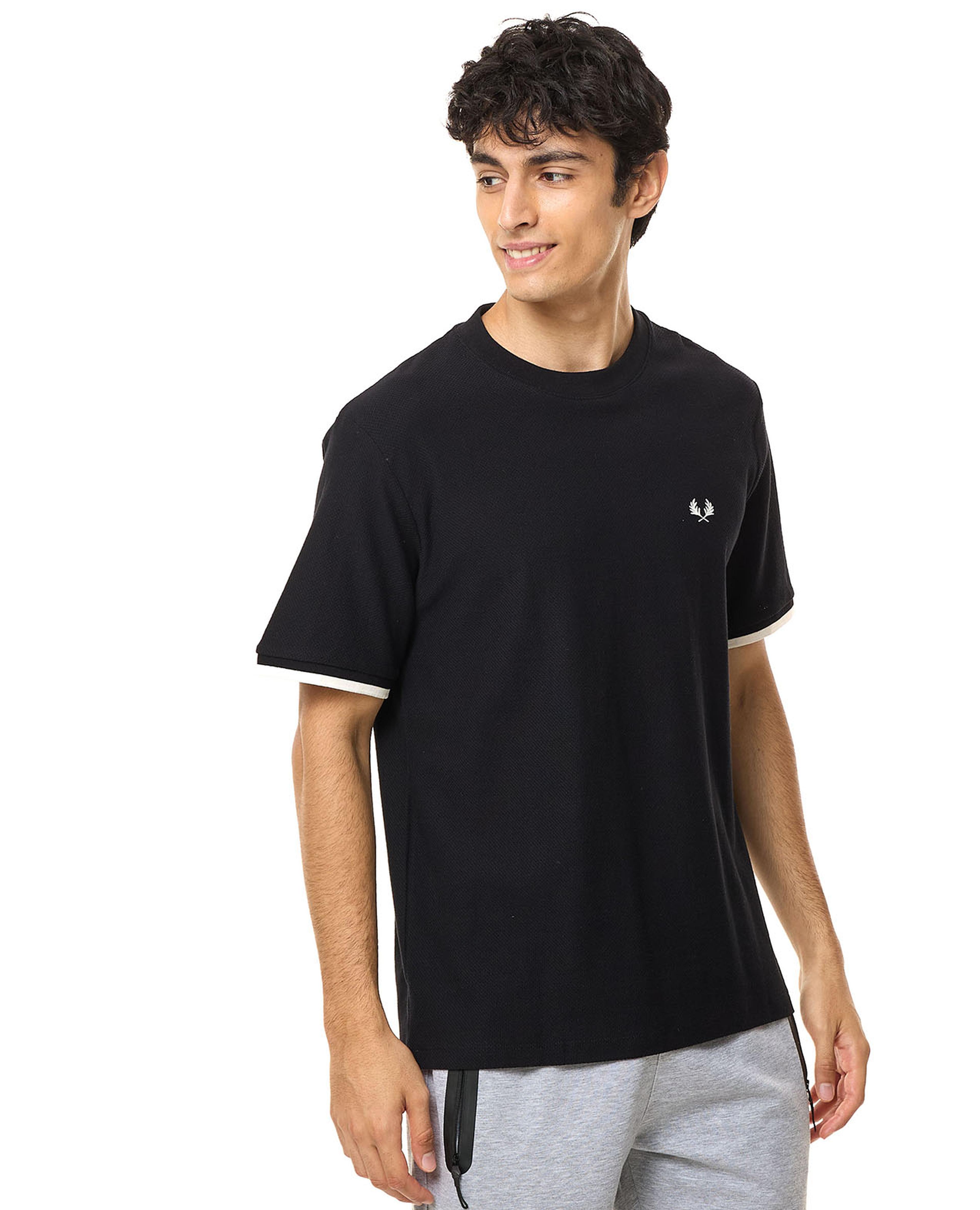 تيشيرت بأكمام قصيرة ورقبة مستديرة