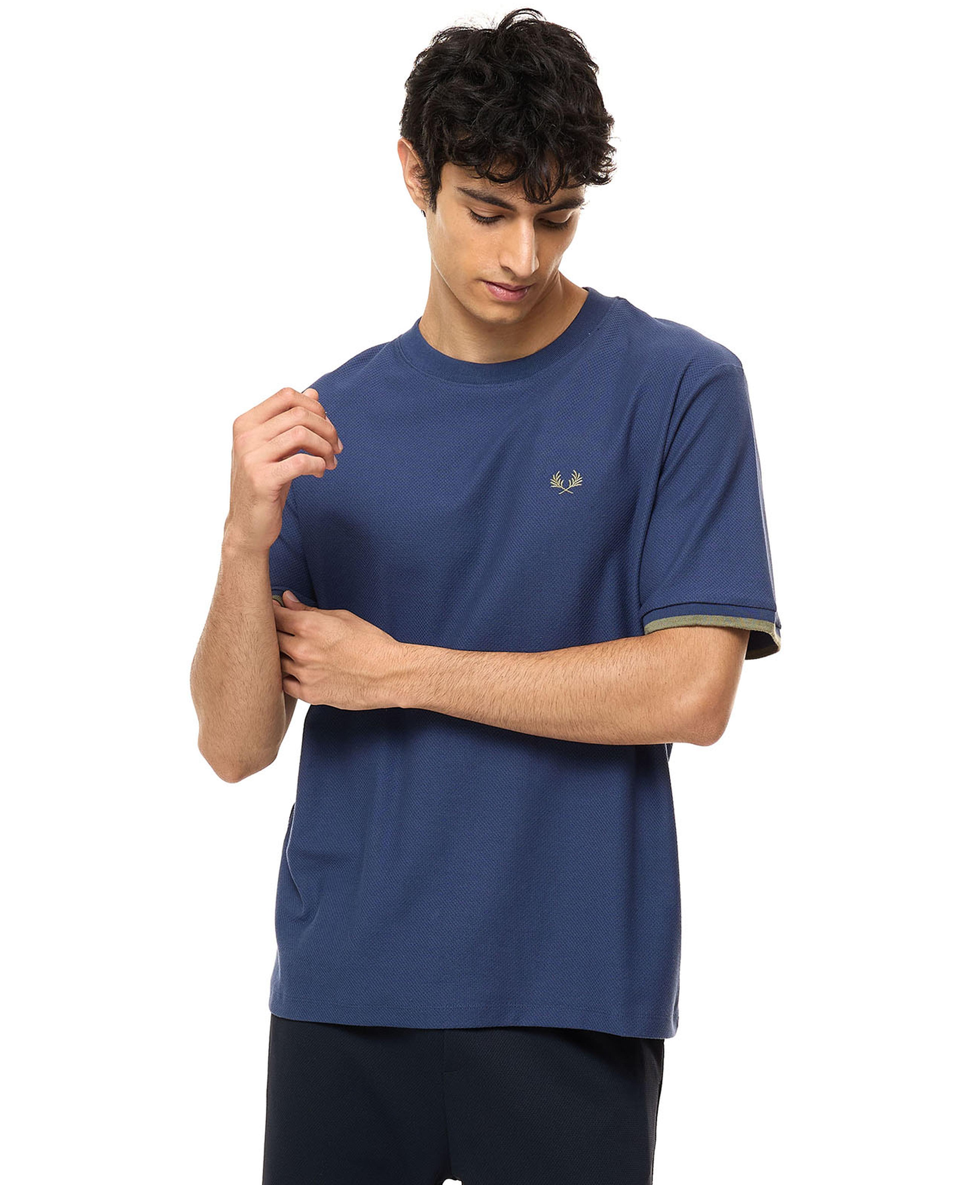 تيشيرت بأكمام قصيرة ورقبة مستديرة