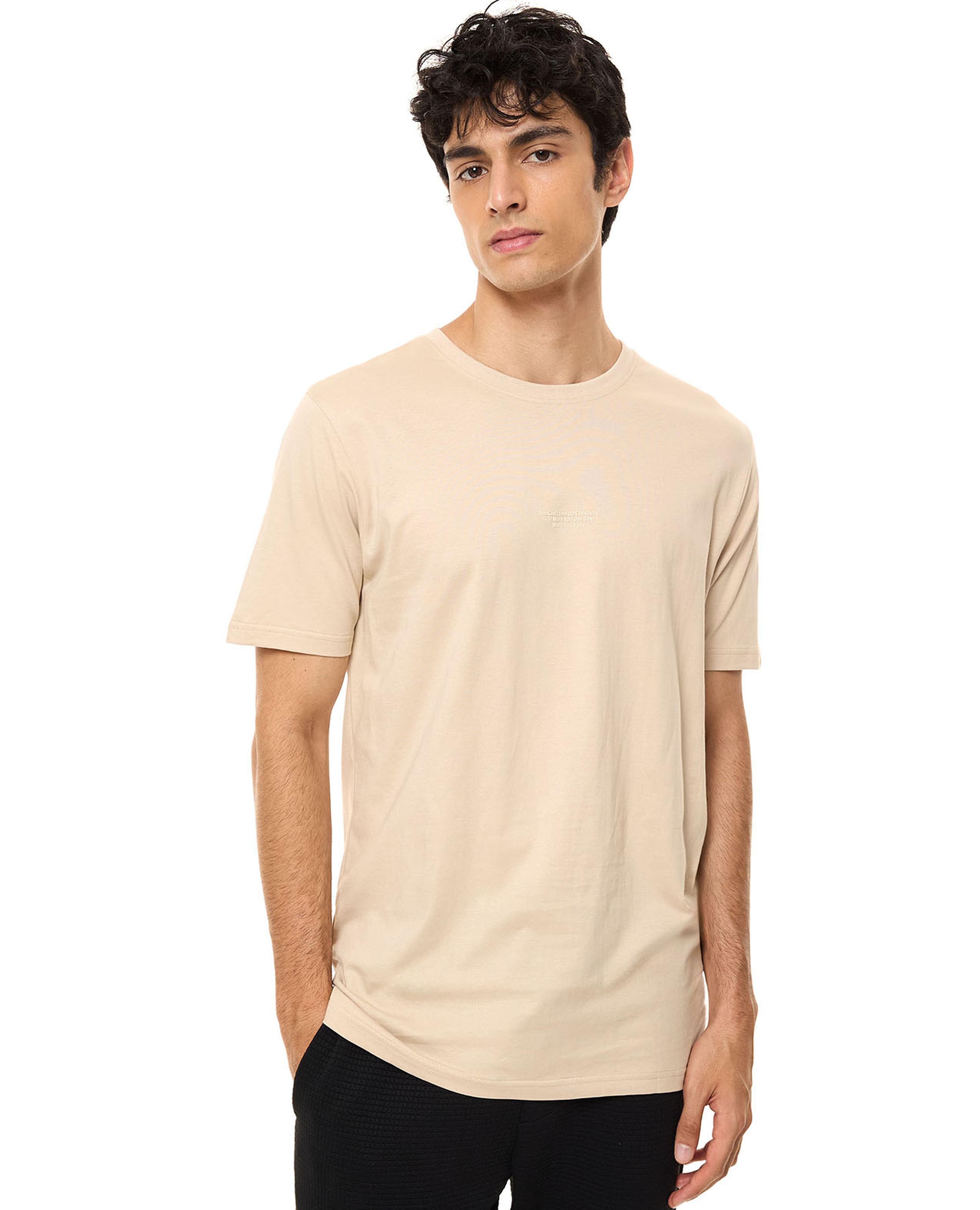 تيشيرت بأكمام قصيرة ورقبة مستديرة