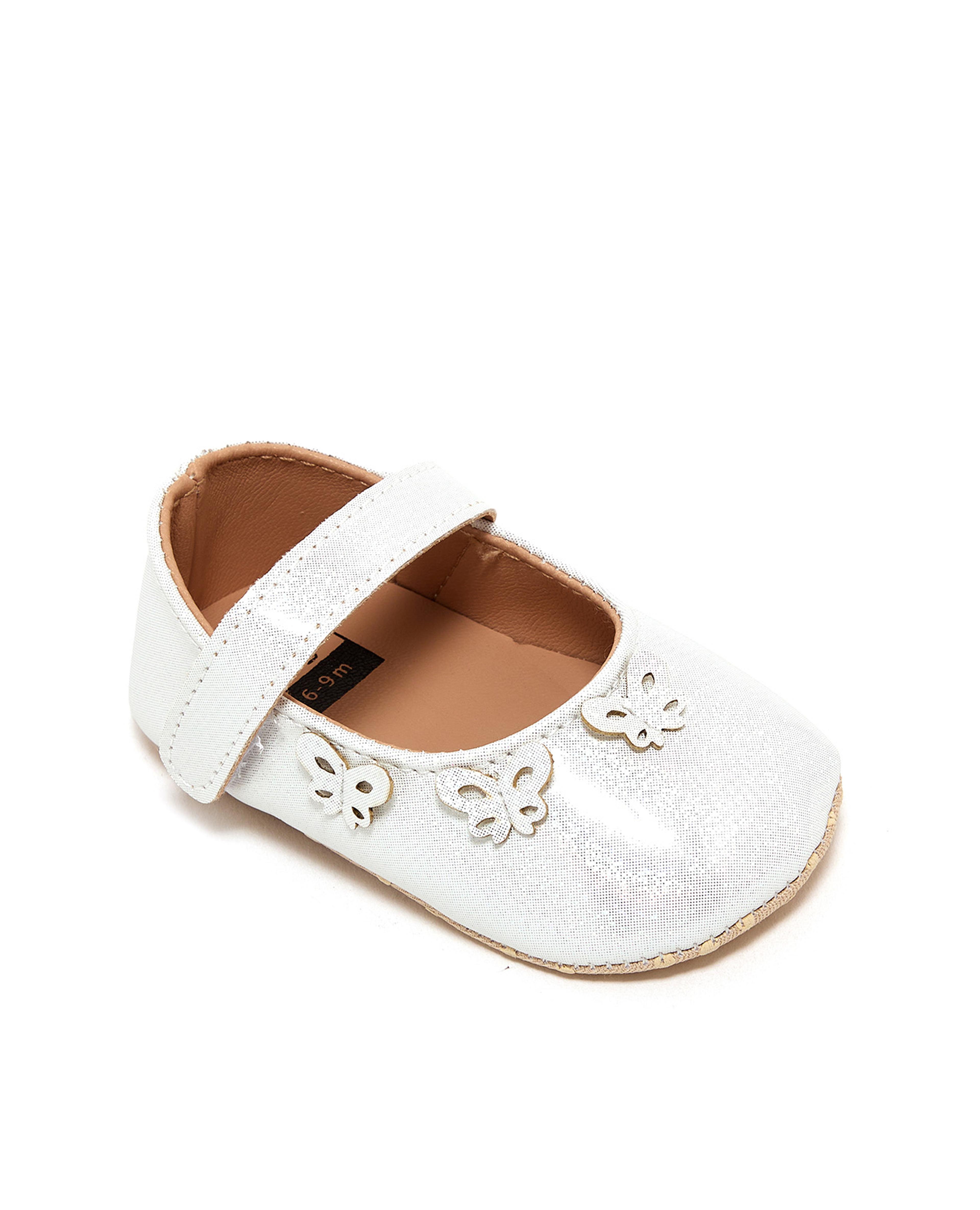 بوت مزين بفراشات ثلاثية الأبعاد