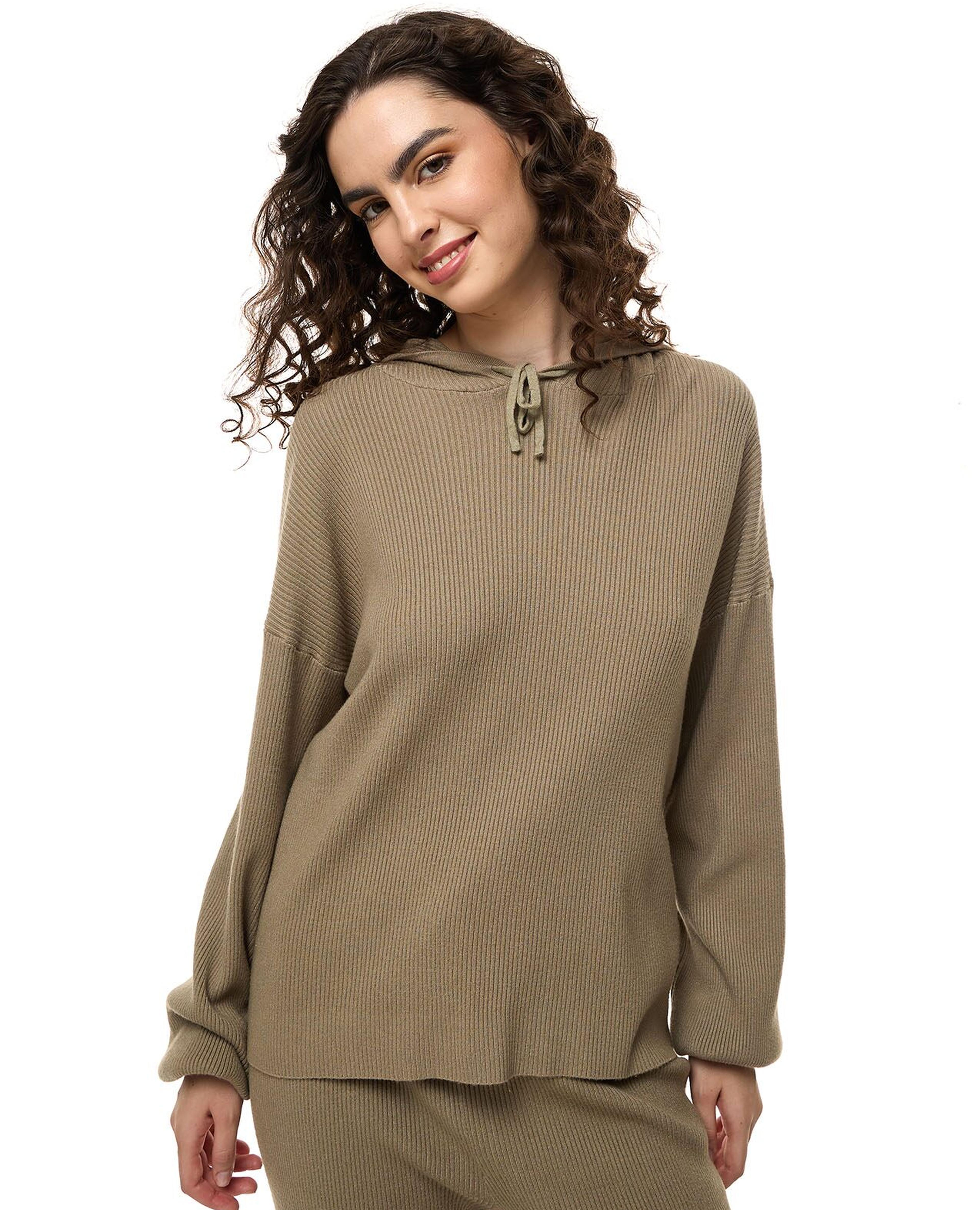 توب مرن بأكمام طويلة وهودي