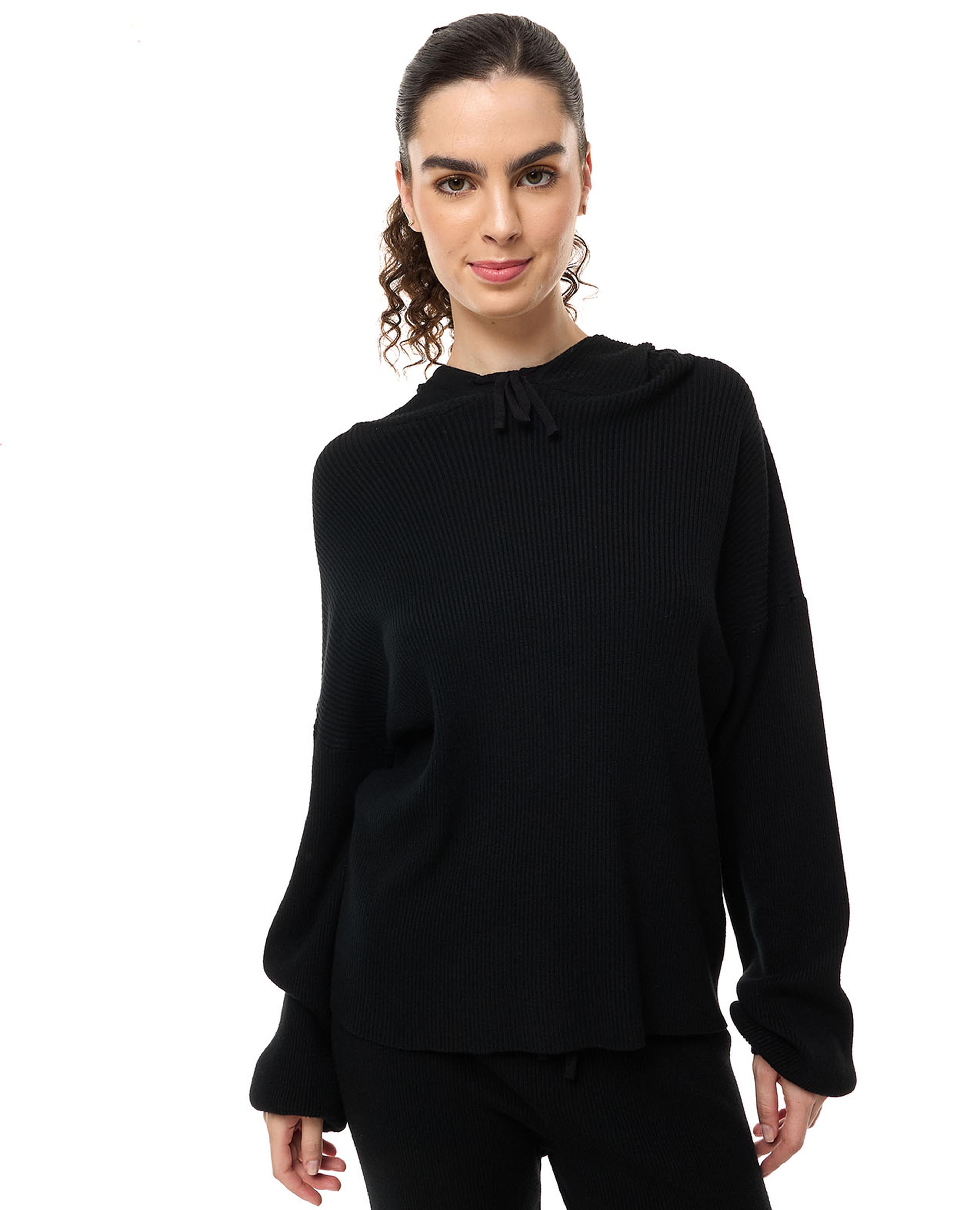 توب مرن بأكمام طويلة وهودي