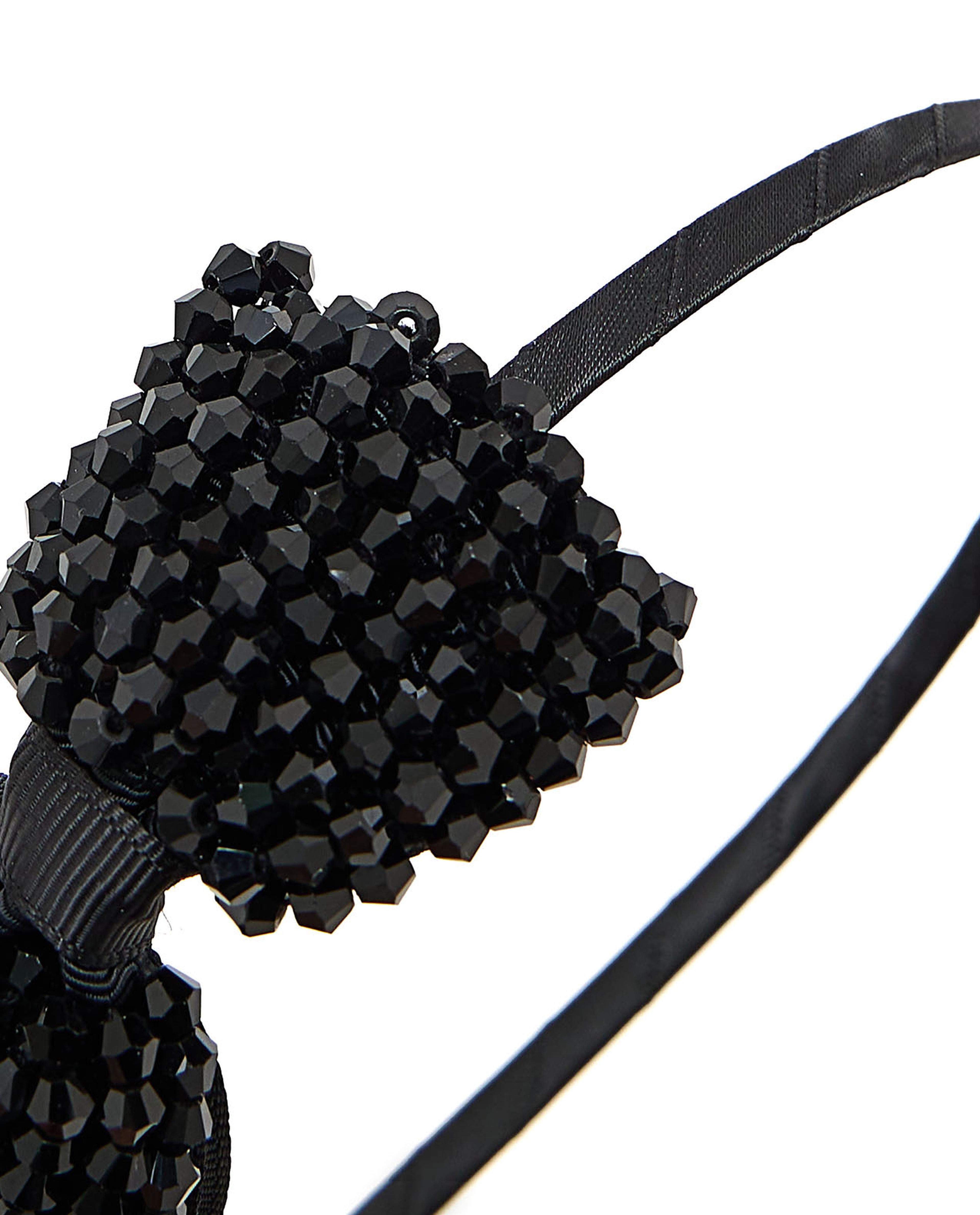 طوق شعر مزين بالقوس