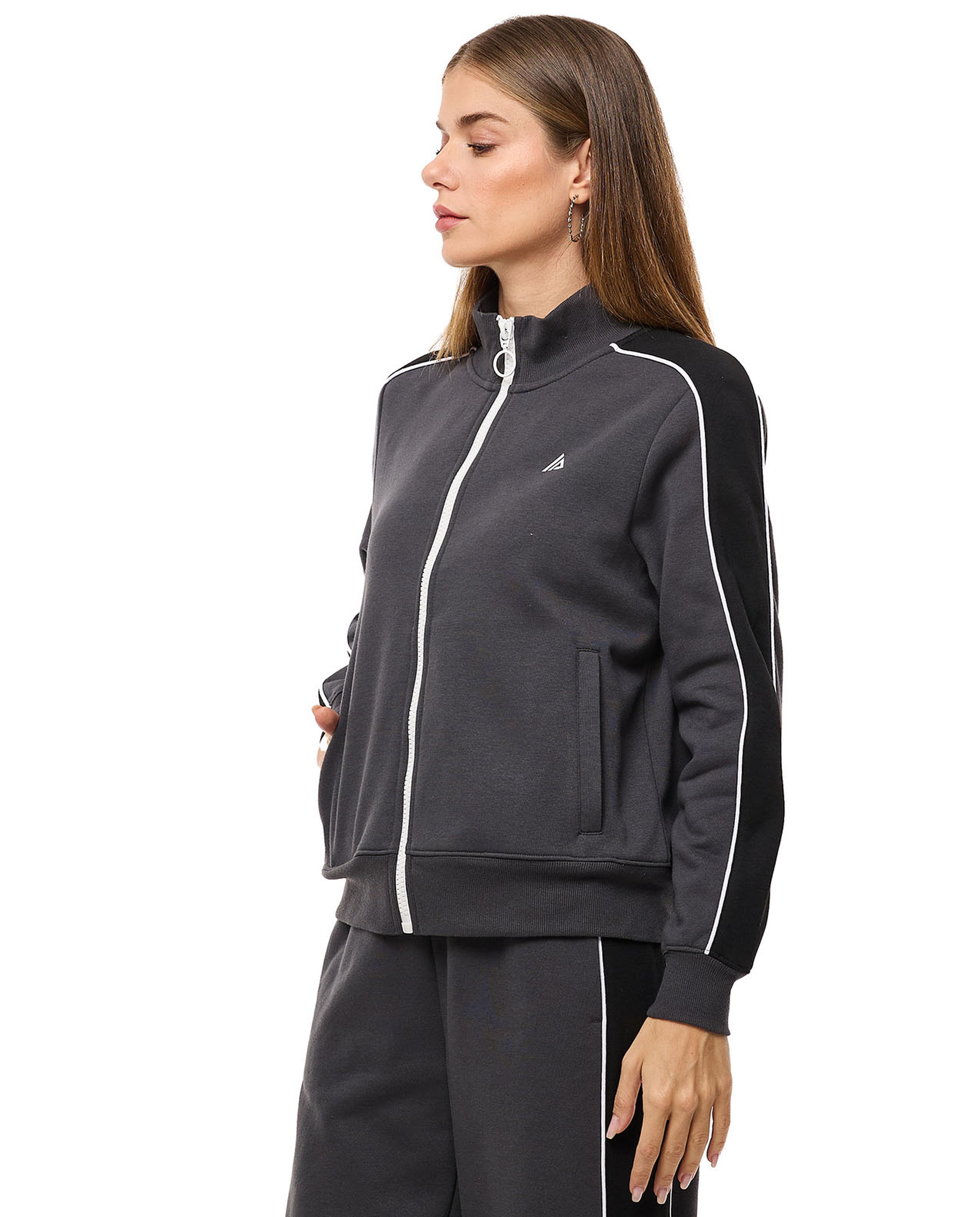 جاكيت رياضي بألوان متناسقة