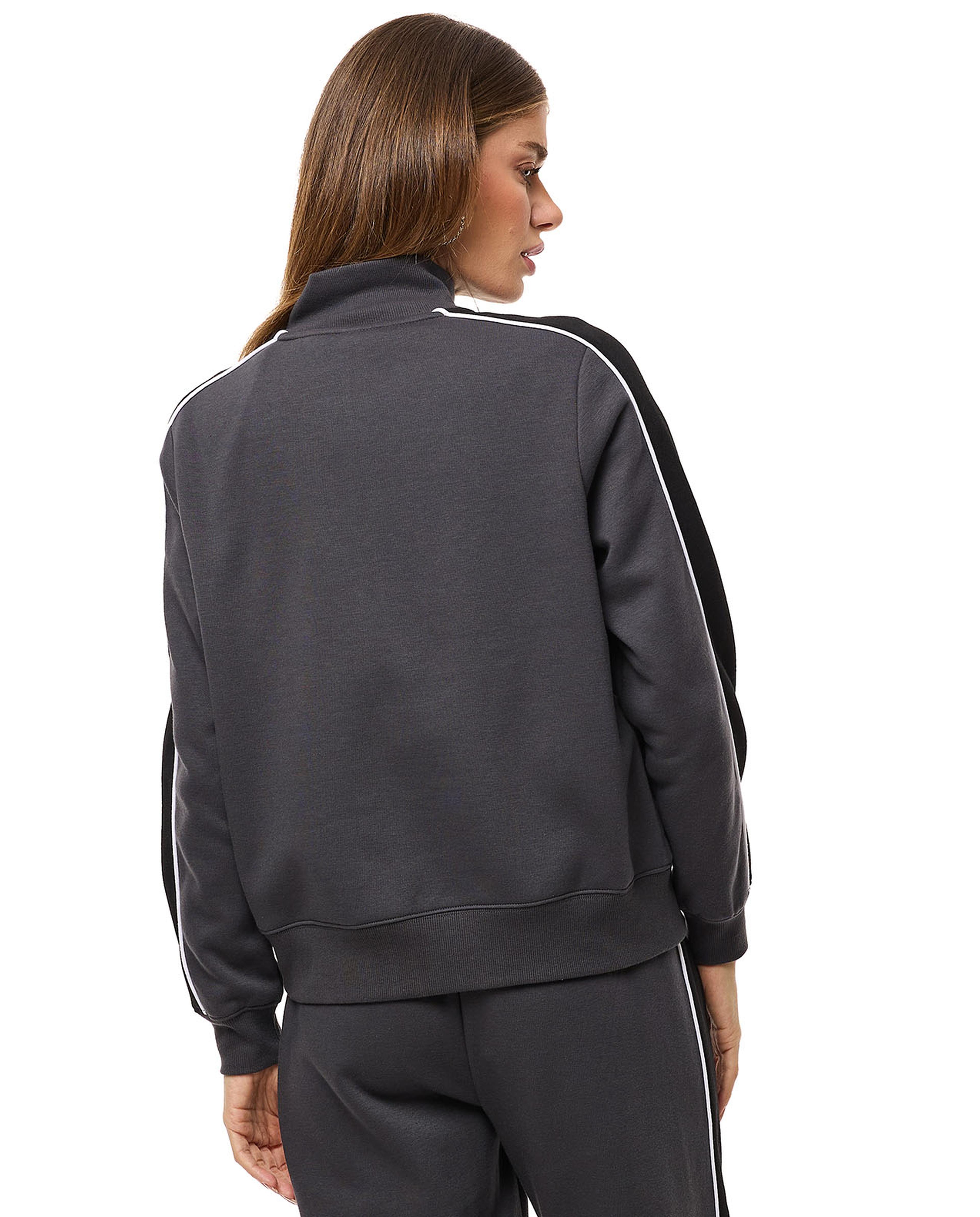 جاكيت رياضي بألوان متناسقة