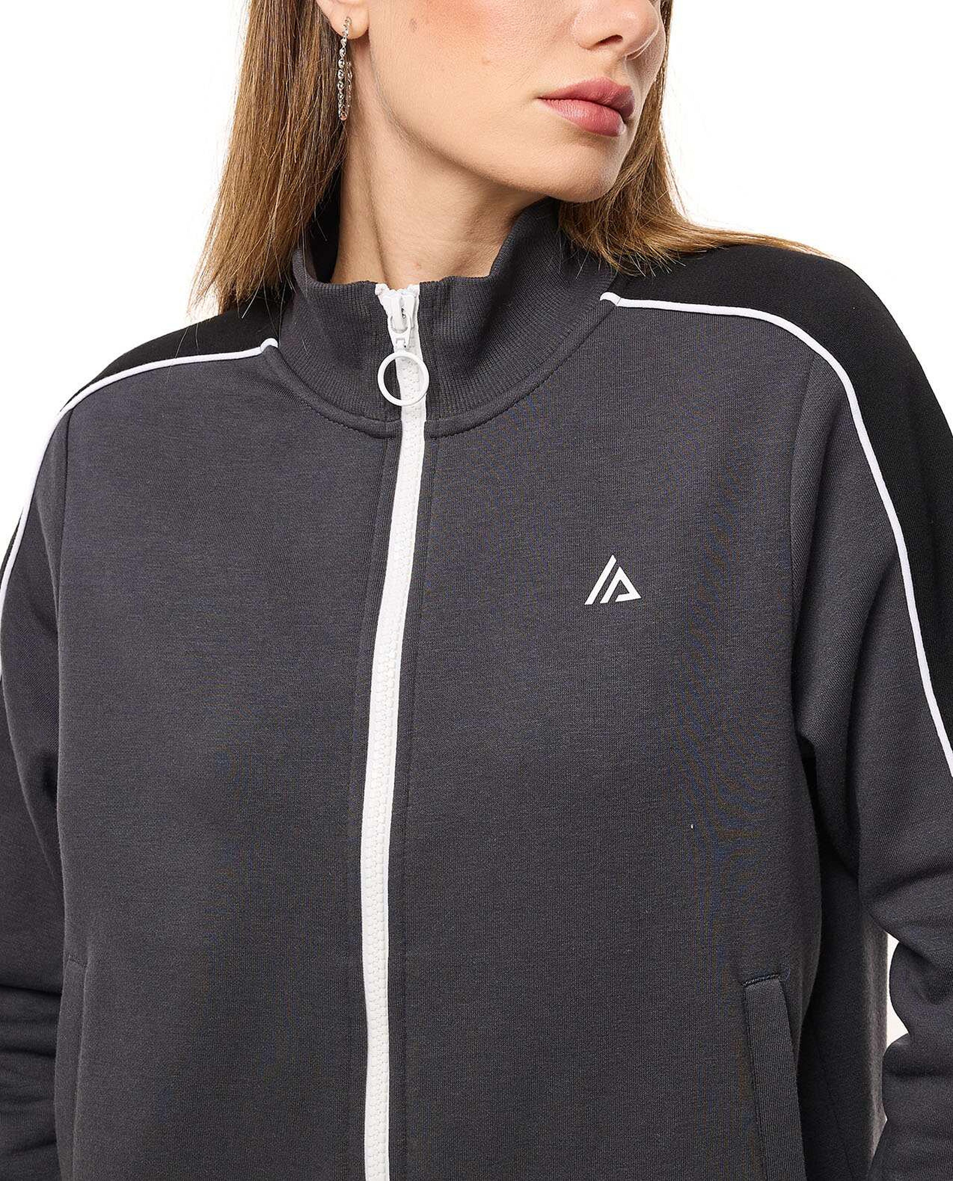 جاكيت رياضي بألوان متناسقة