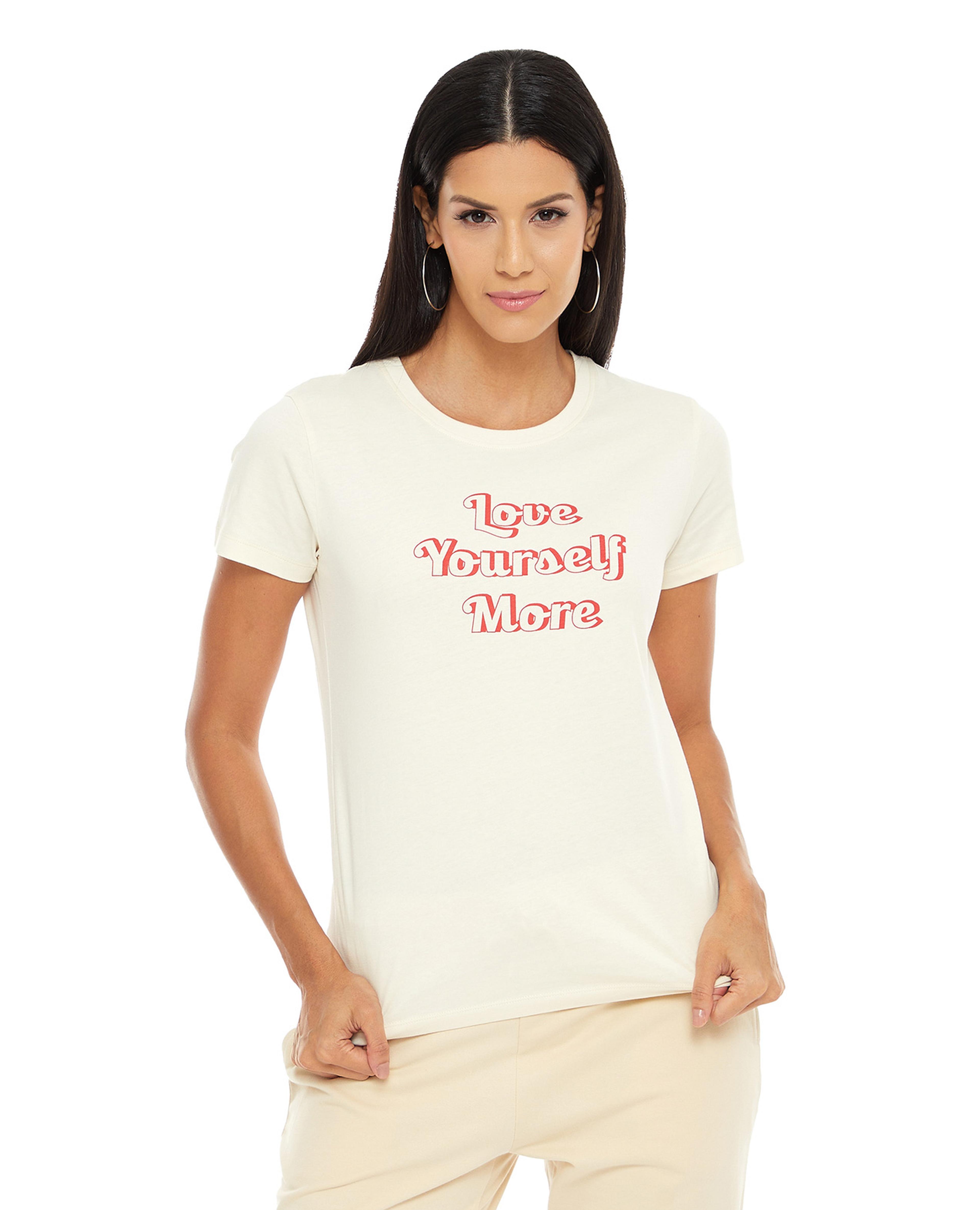 تيشيرت بطبعة بياقة دائرية بأكمام قصيرة