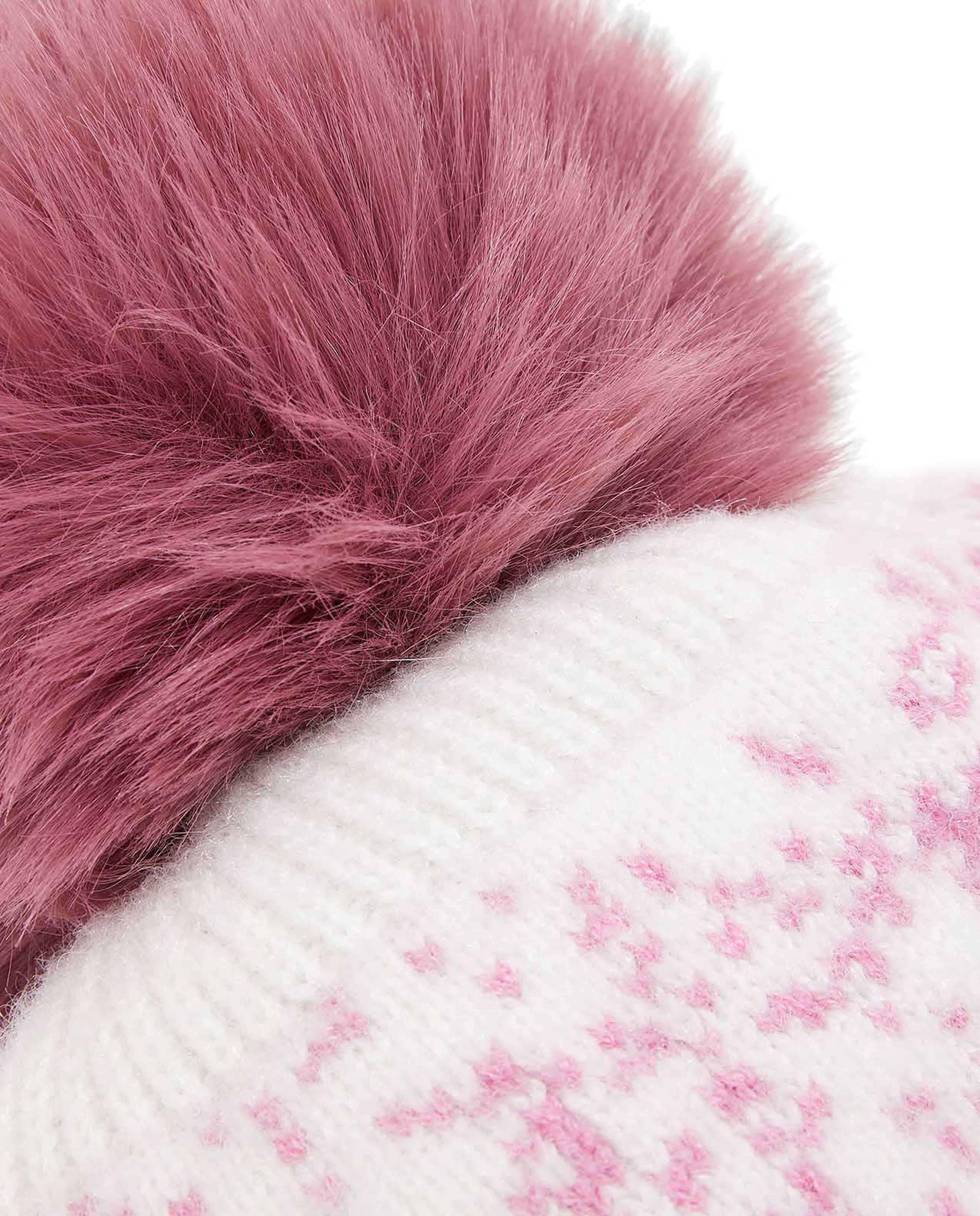 قبعة بيني منقوشة مع بوم بوم