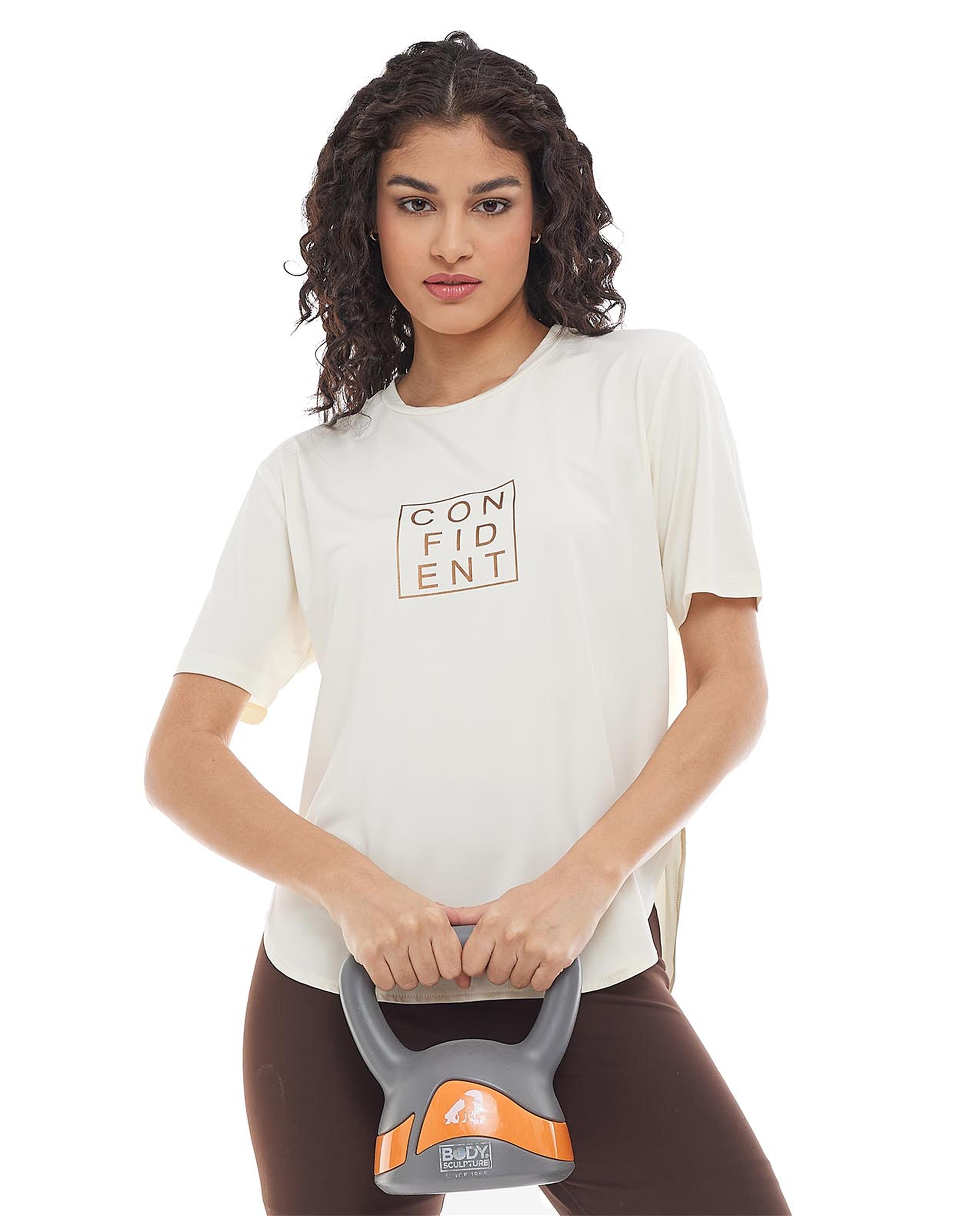 تيشيرت بطبعة وأكمام قصيرة