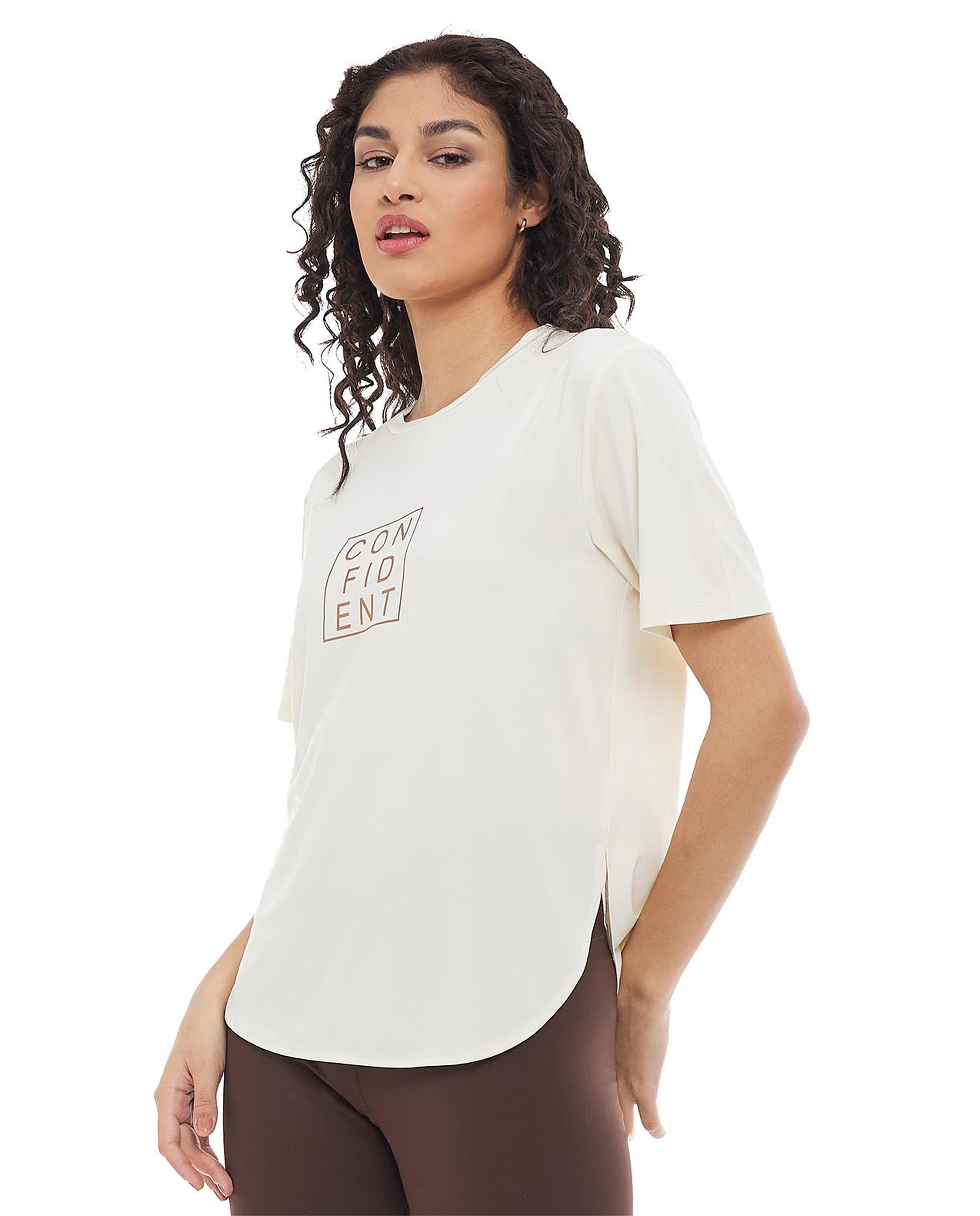 تيشيرت بطبعة وأكمام قصيرة