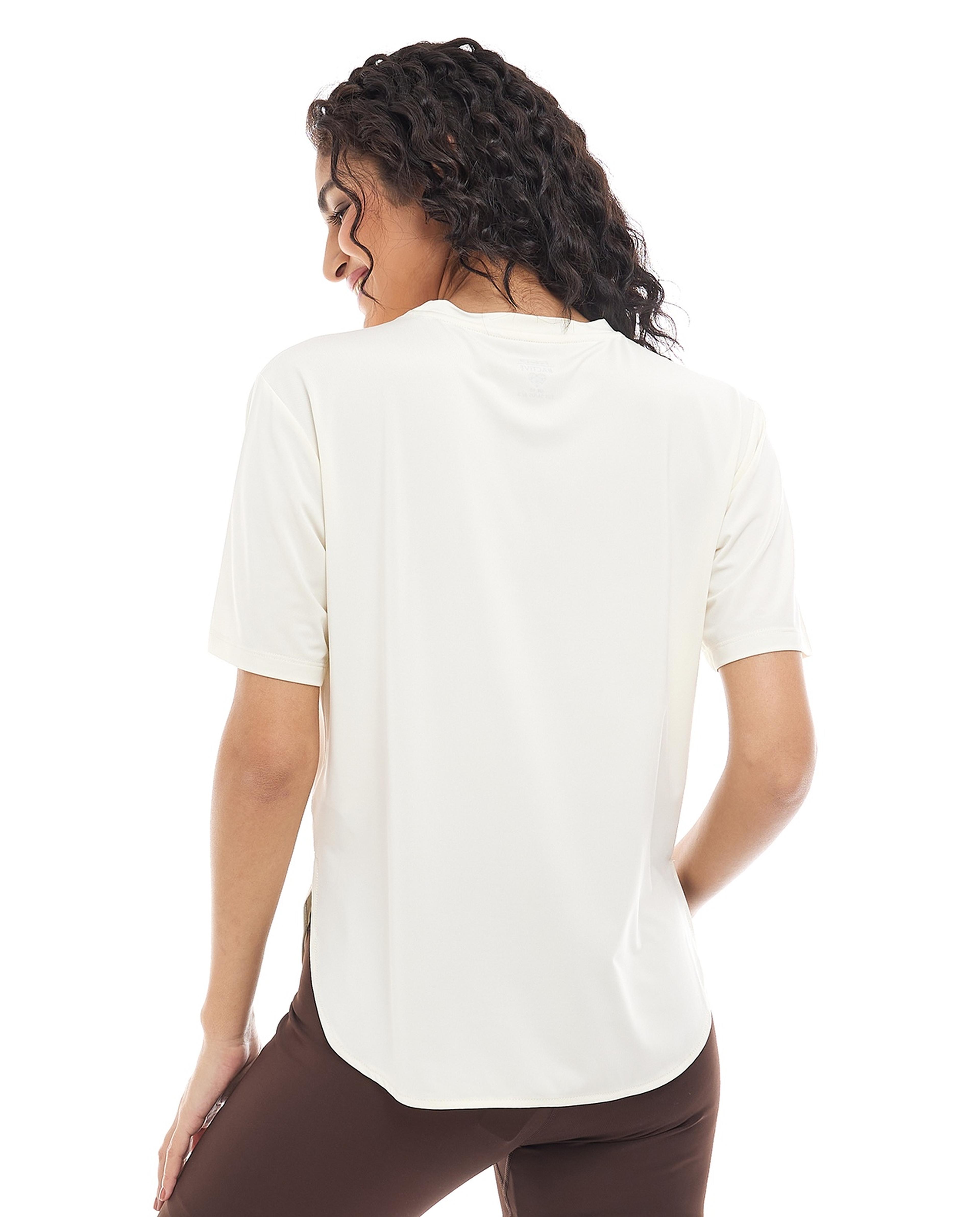 تيشيرت بطبعة وأكمام قصيرة