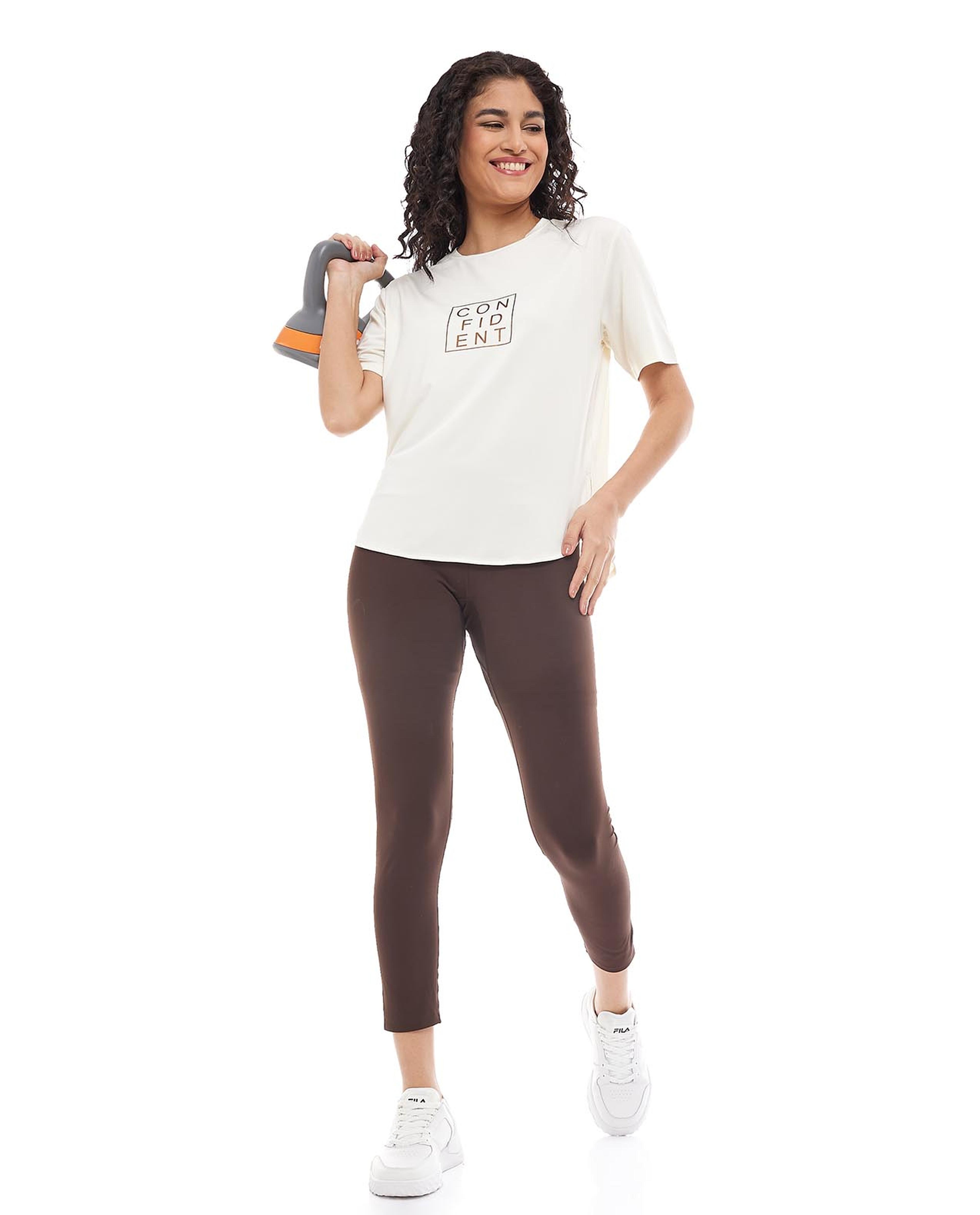 تيشيرت بطبعة وأكمام قصيرة