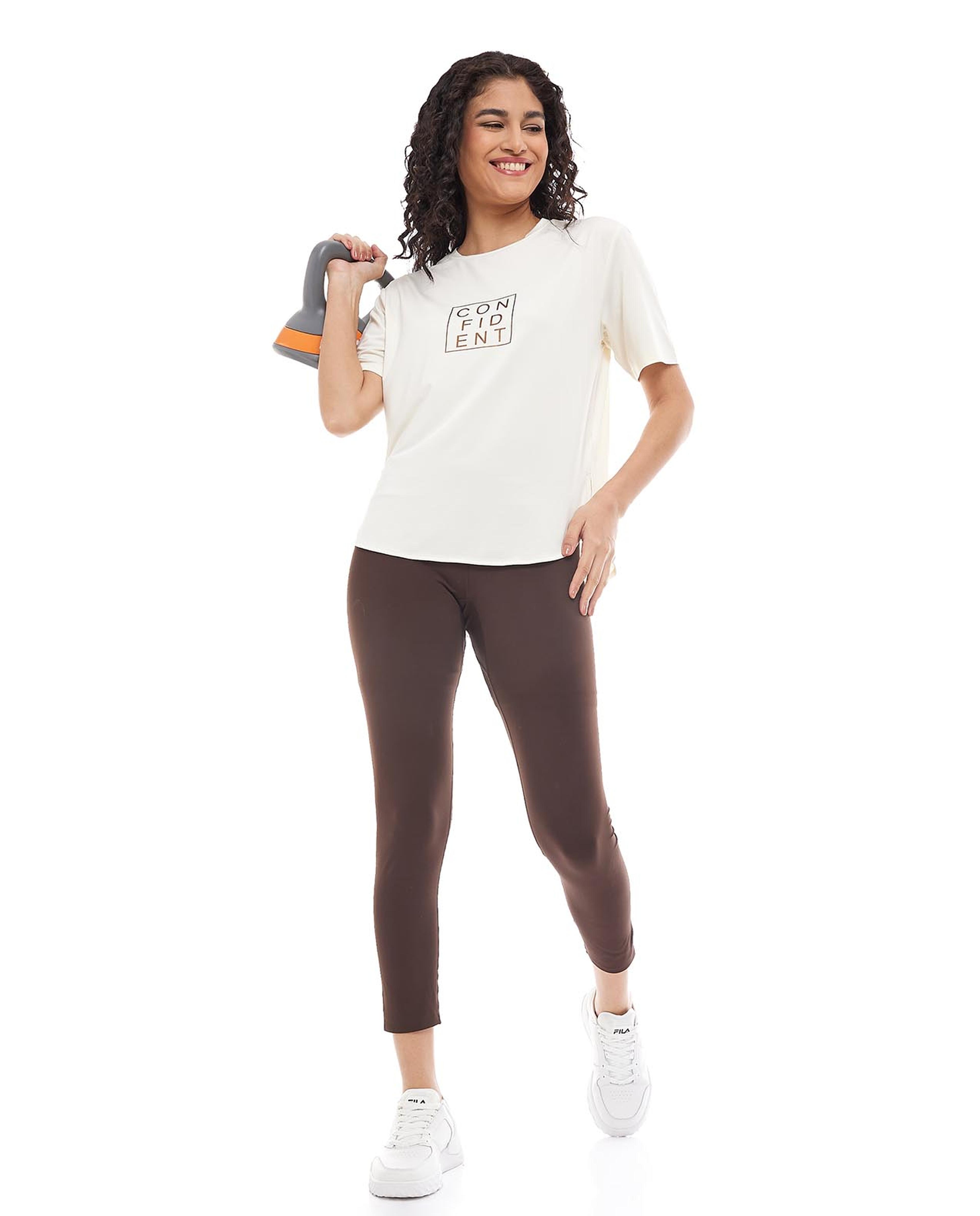 تيشيرت بطبعة وأكمام قصيرة