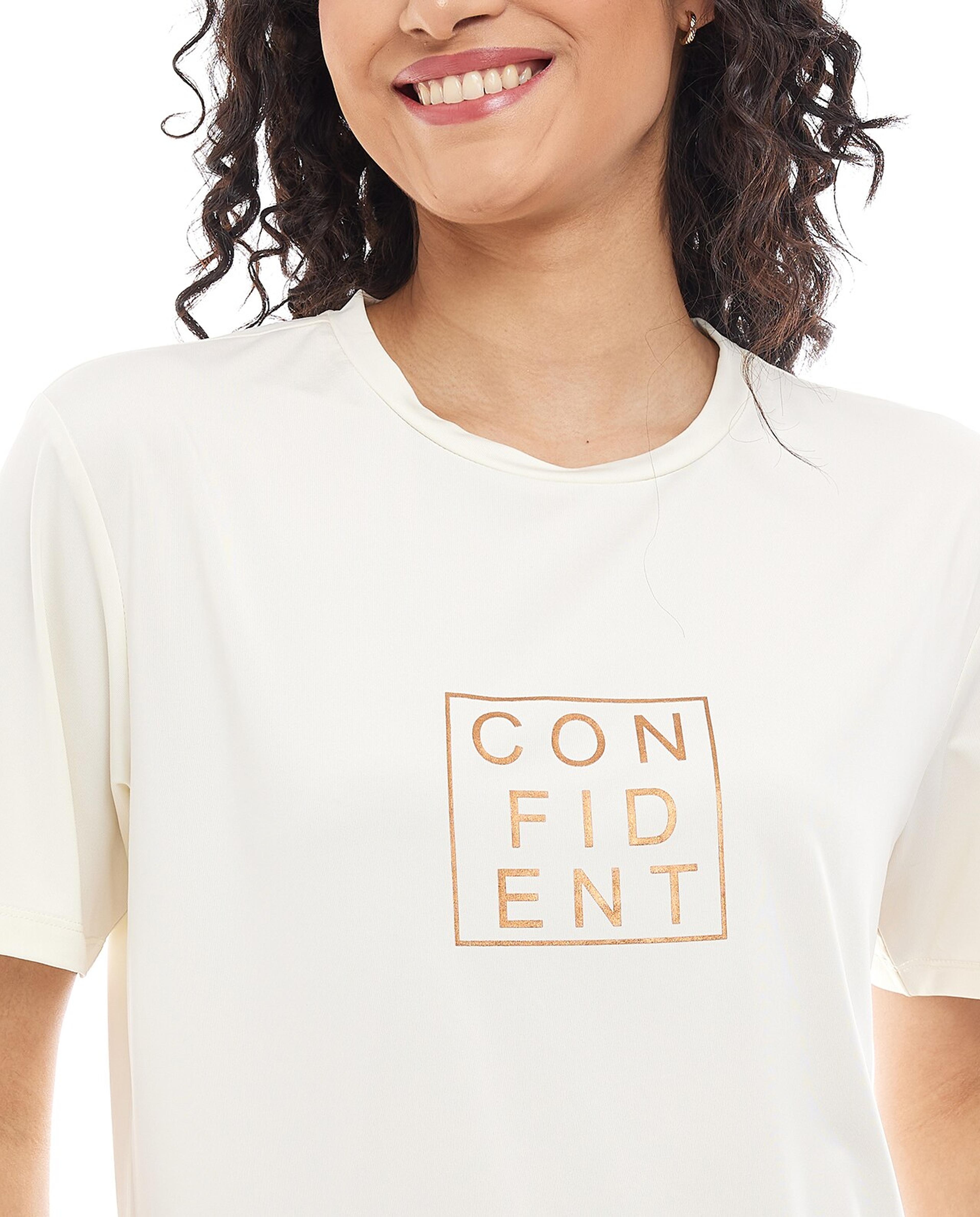 تيشيرت بطبعة وأكمام قصيرة