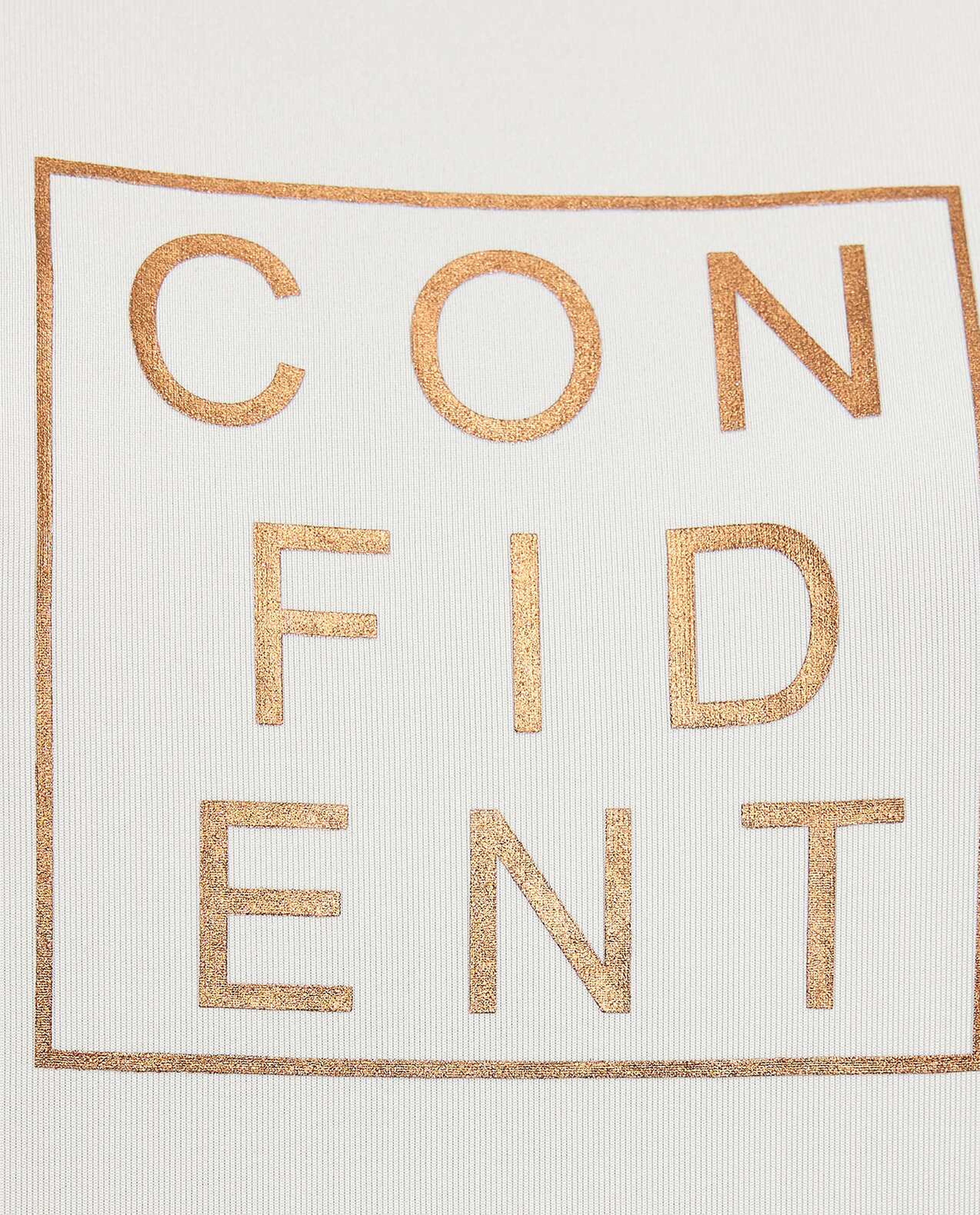 تيشيرت بطبعة وأكمام قصيرة