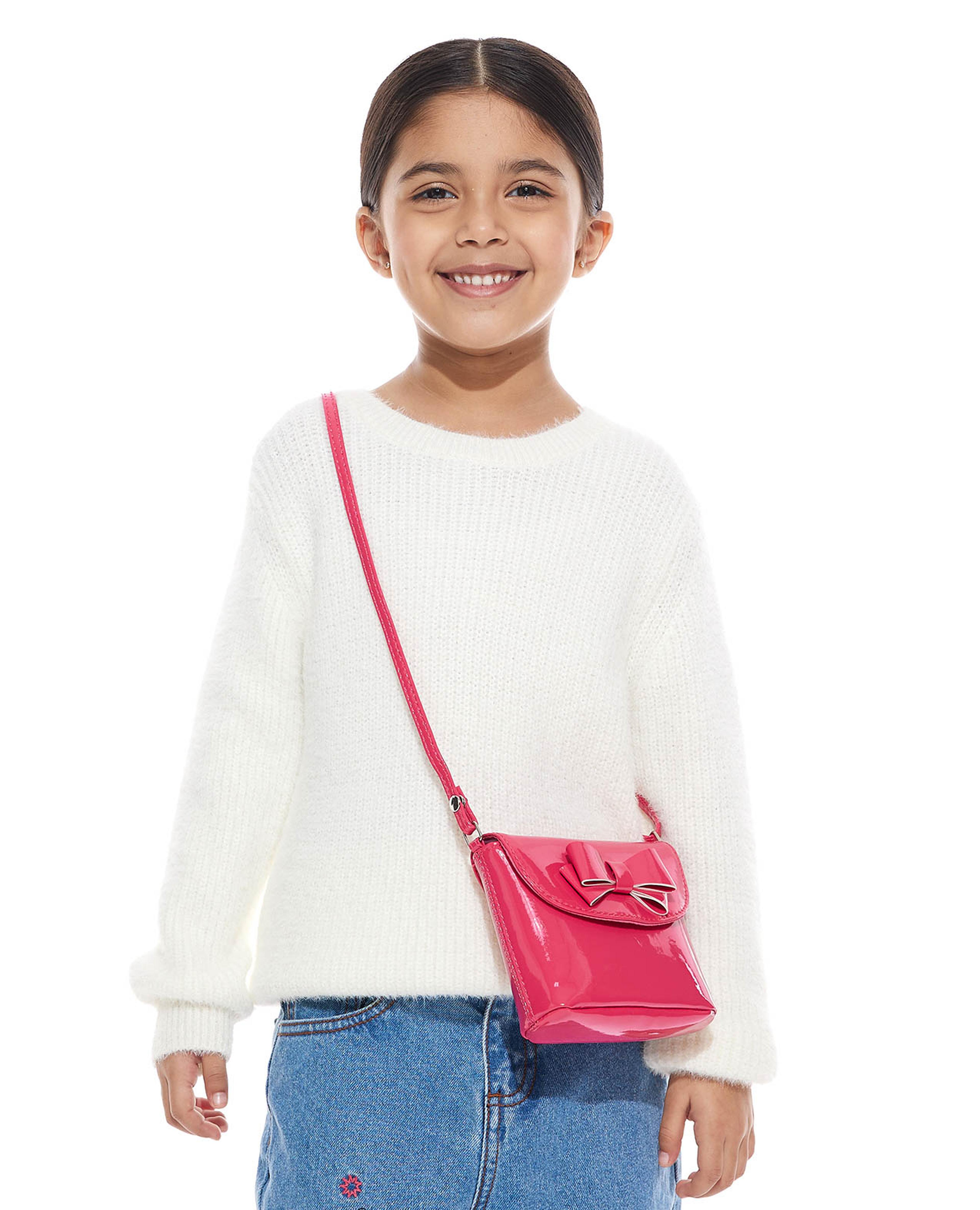 سترة محبوكة بياقة مستديرة وأكمام طويلة