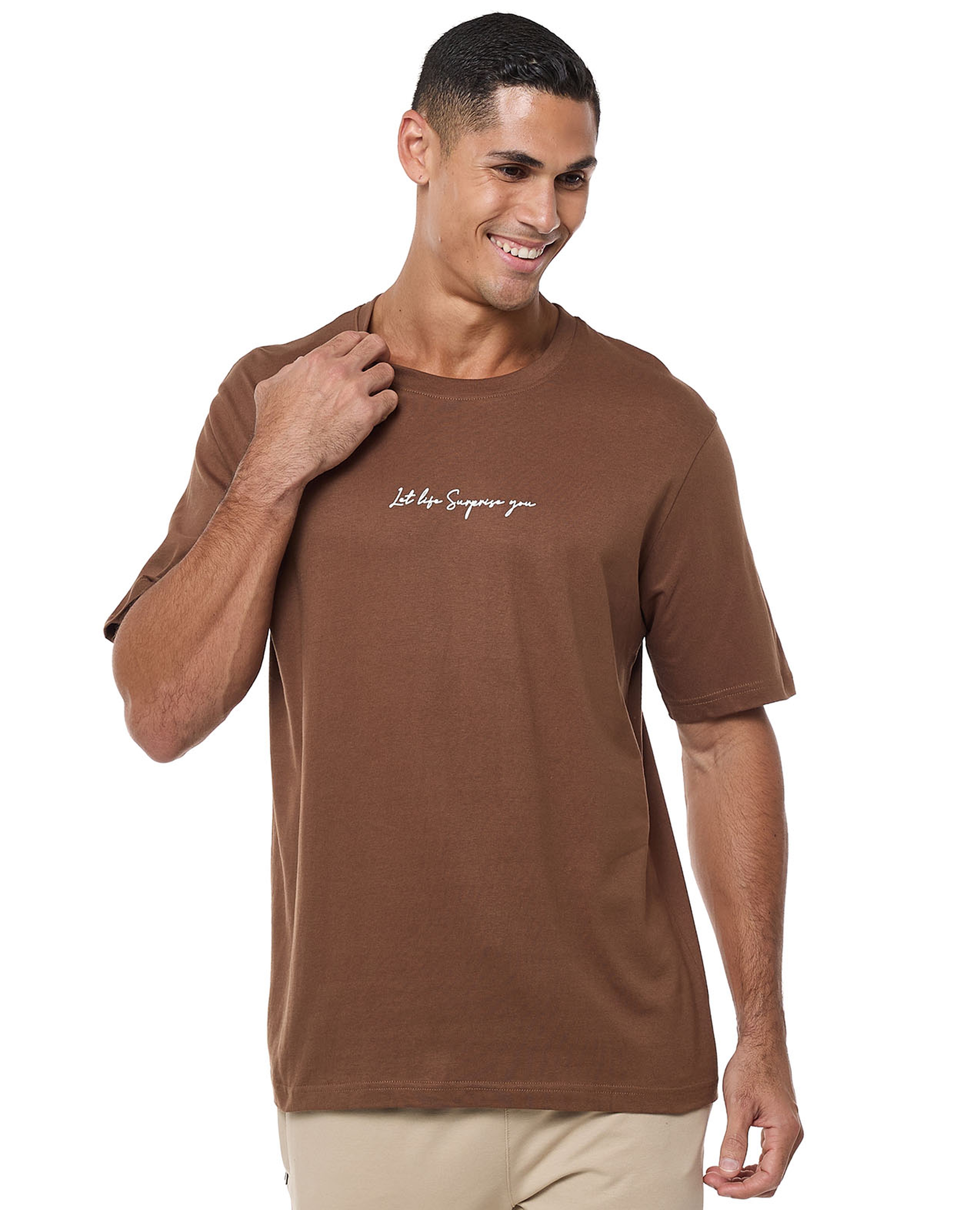 تيشيرت برقبة مستديرة وأكمام قصيرة وطبعة