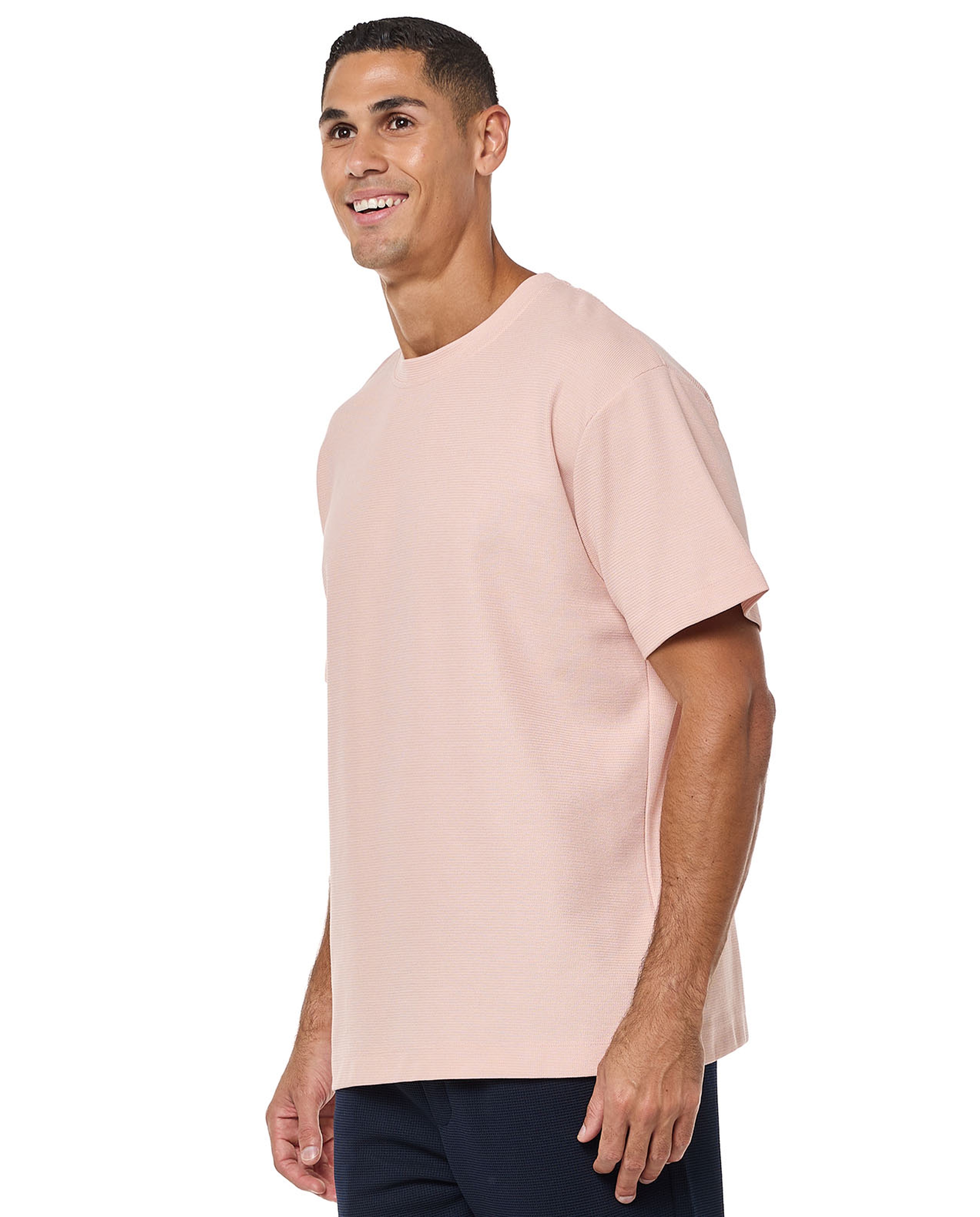 تيشيرت برقبة مستديرة وأكمام قصيرة