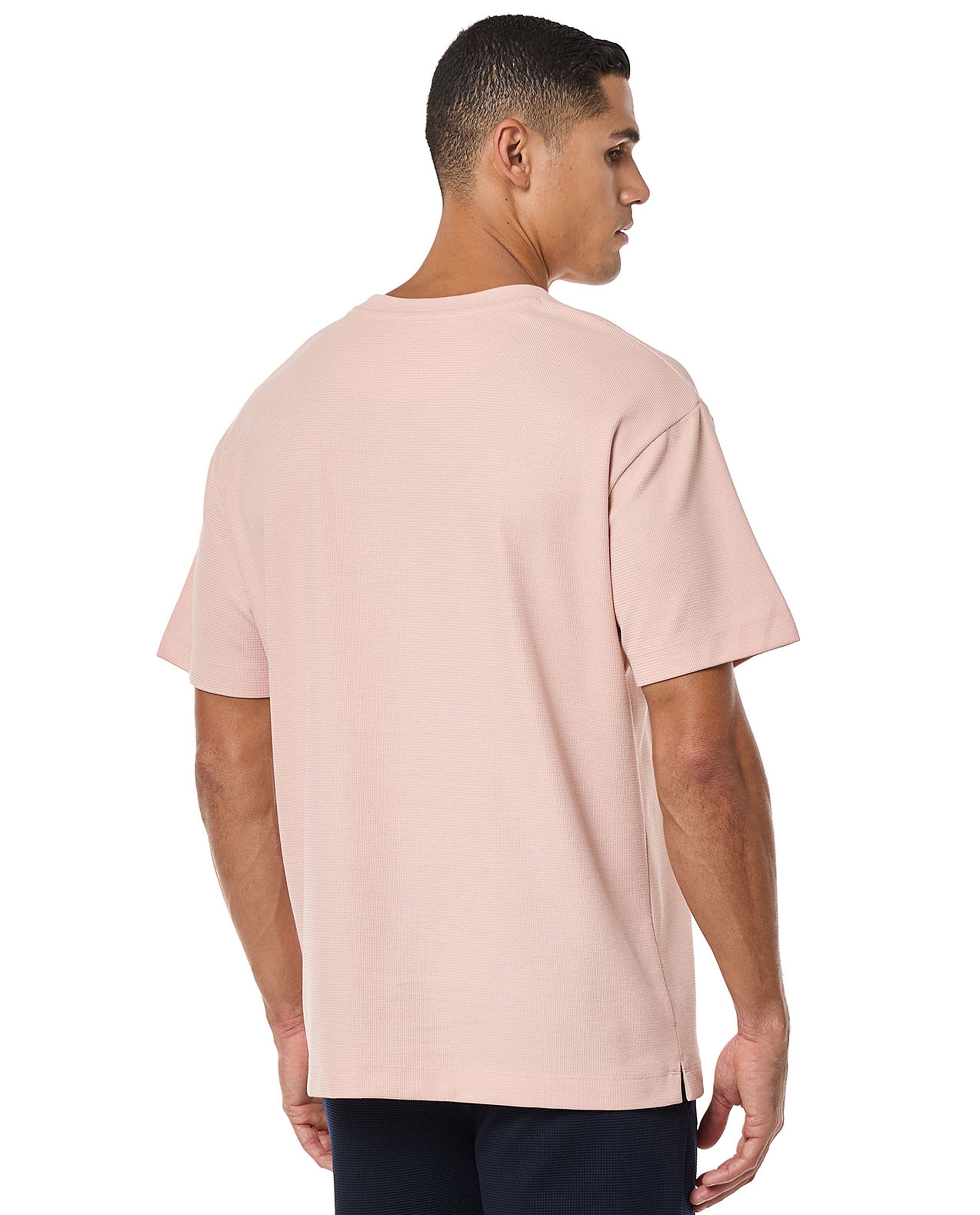 تيشيرت برقبة مستديرة وأكمام قصيرة