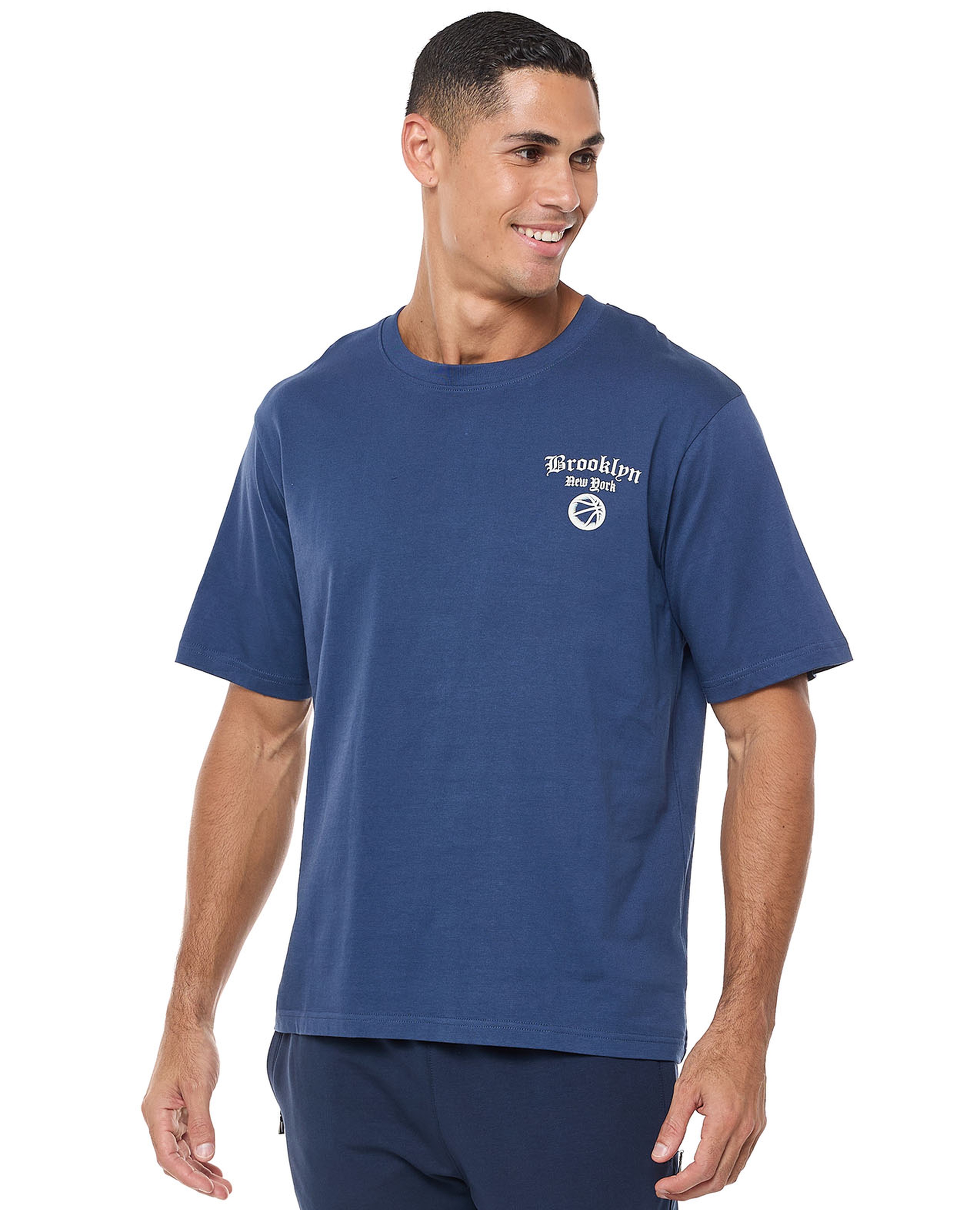 تيشيرت برقبة مستديرة وأكمام قصيرة وطبعة