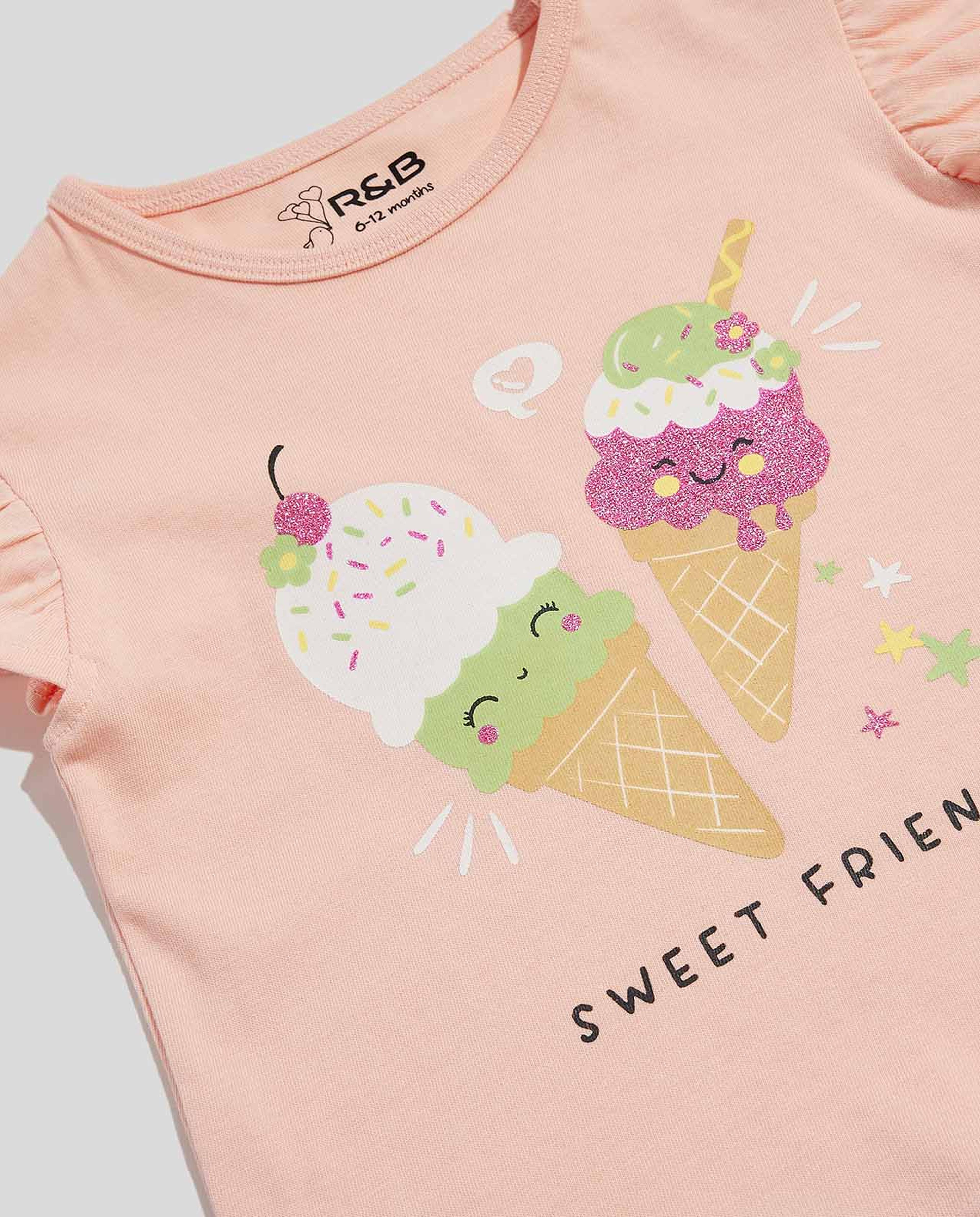 تيشيرت بطبعة جرافيك بياقة مستديرة وأكمام فلاتر