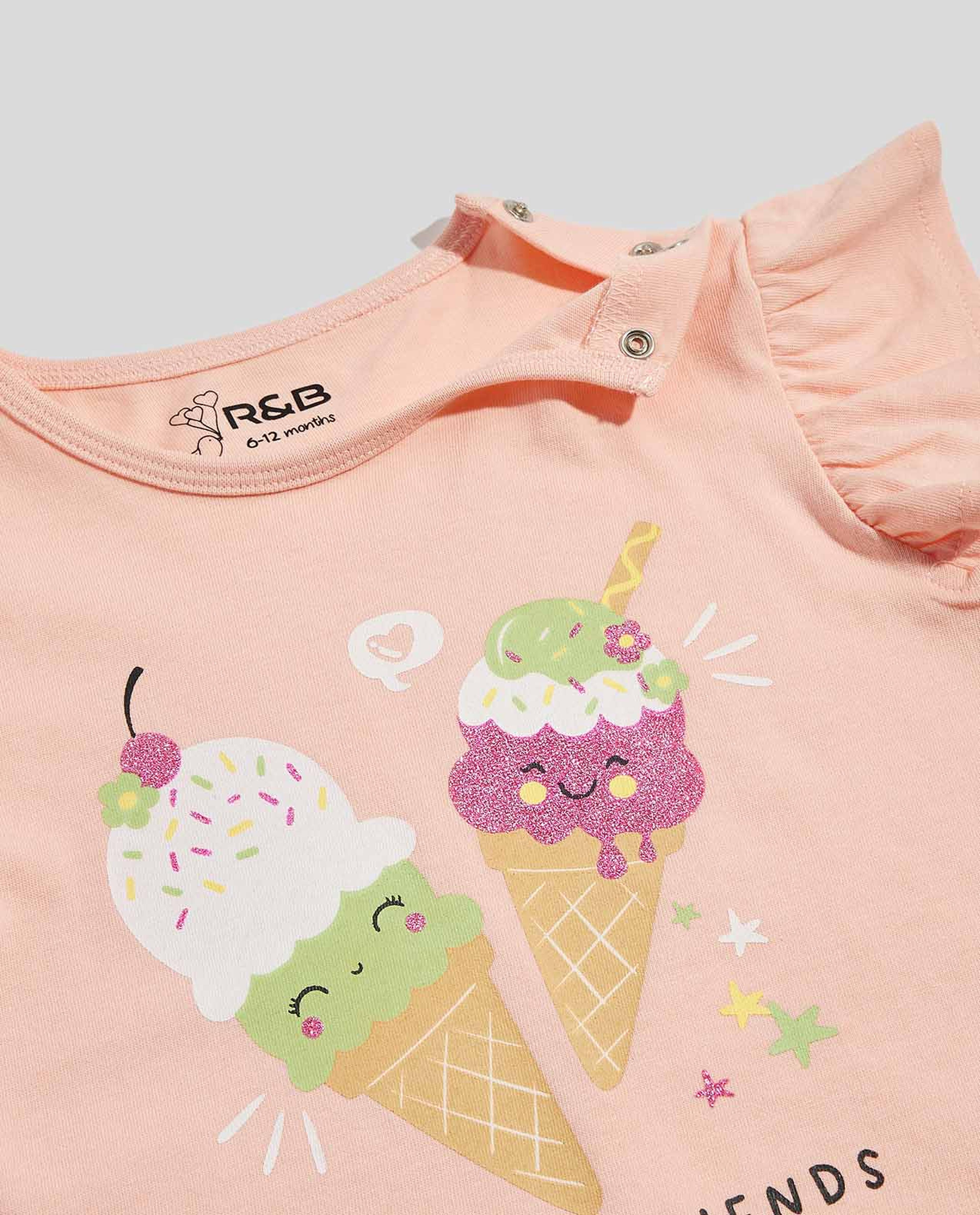 تيشيرت بطبعة جرافيك بياقة مستديرة وأكمام فلاتر