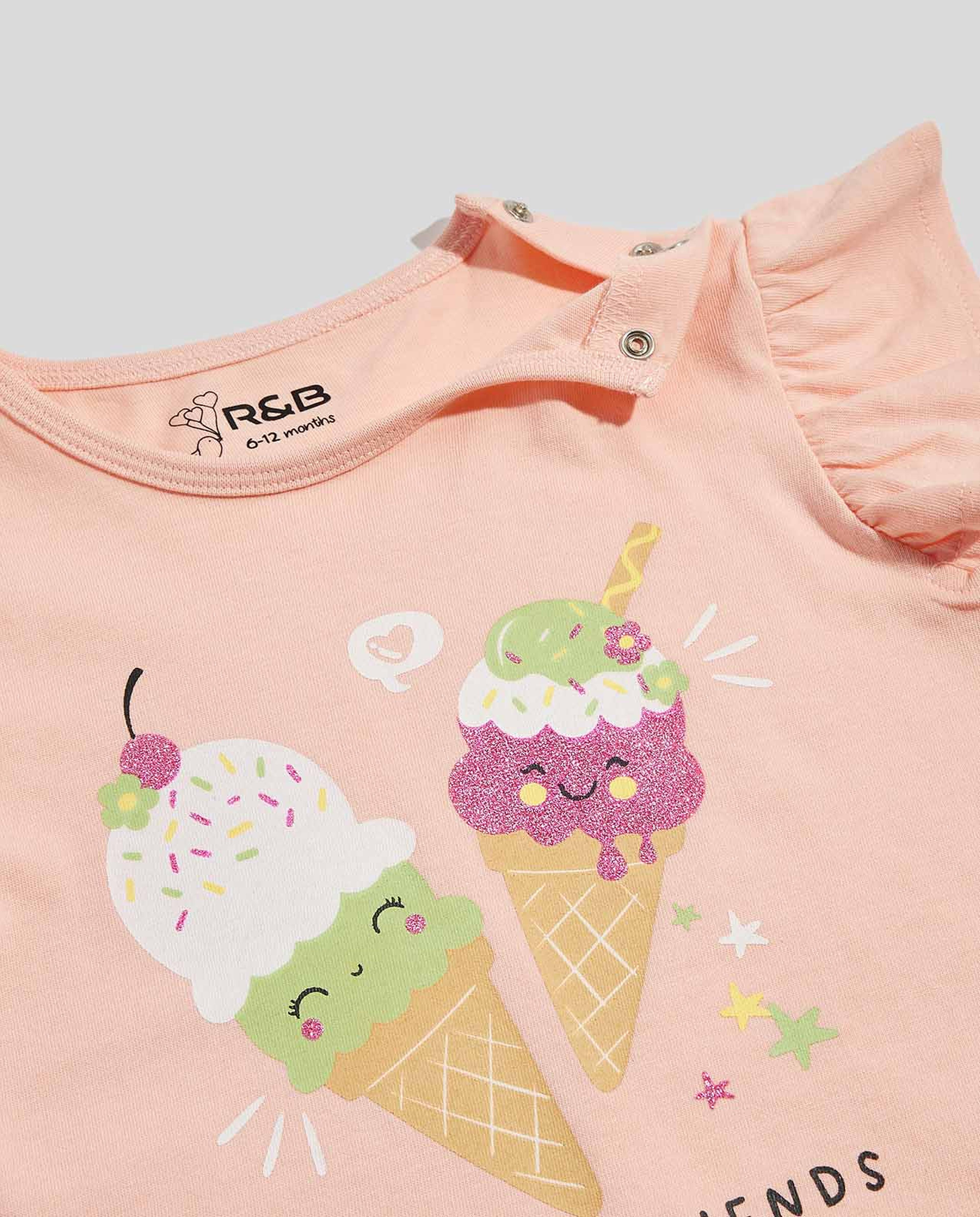 تيشيرت بطبعة جرافيك بياقة مستديرة وأكمام فلاتر