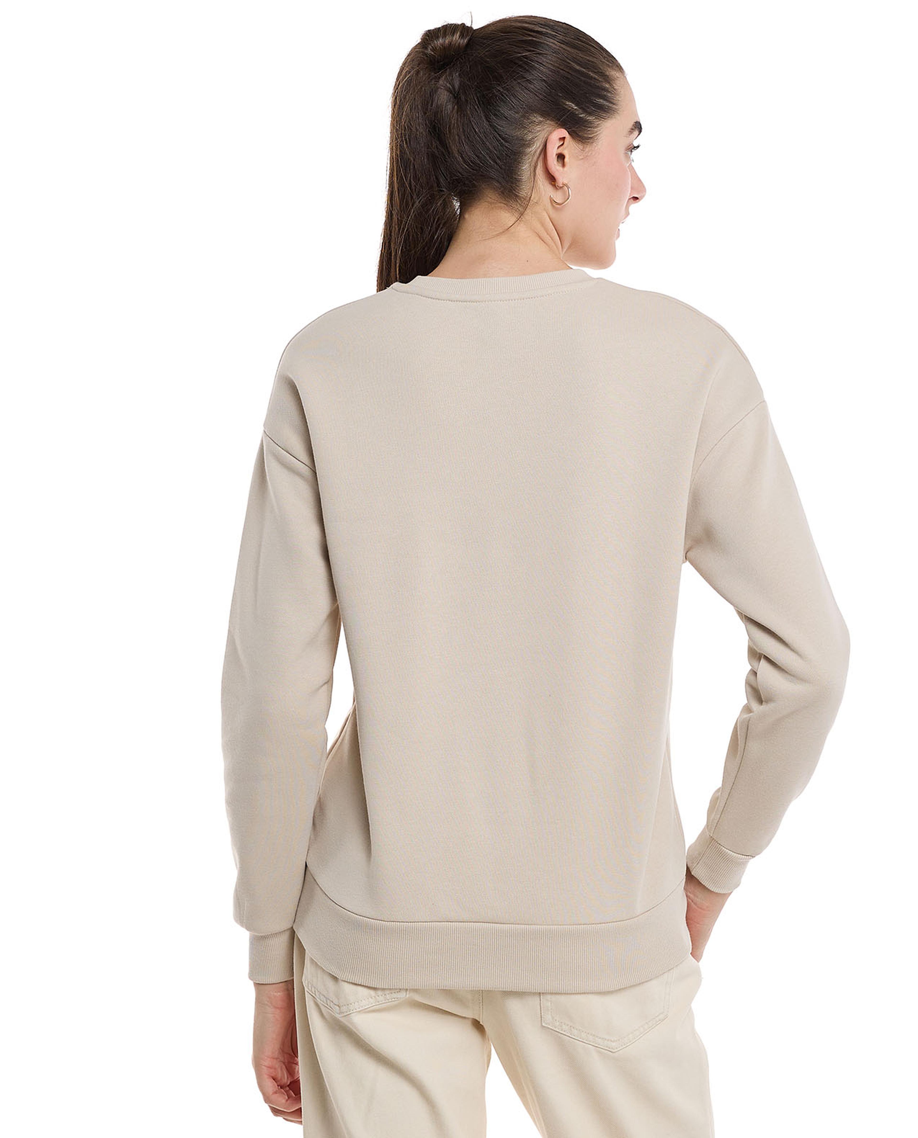 سويتشيرت مطبوع برقبة دائرية وأكمام طويلة