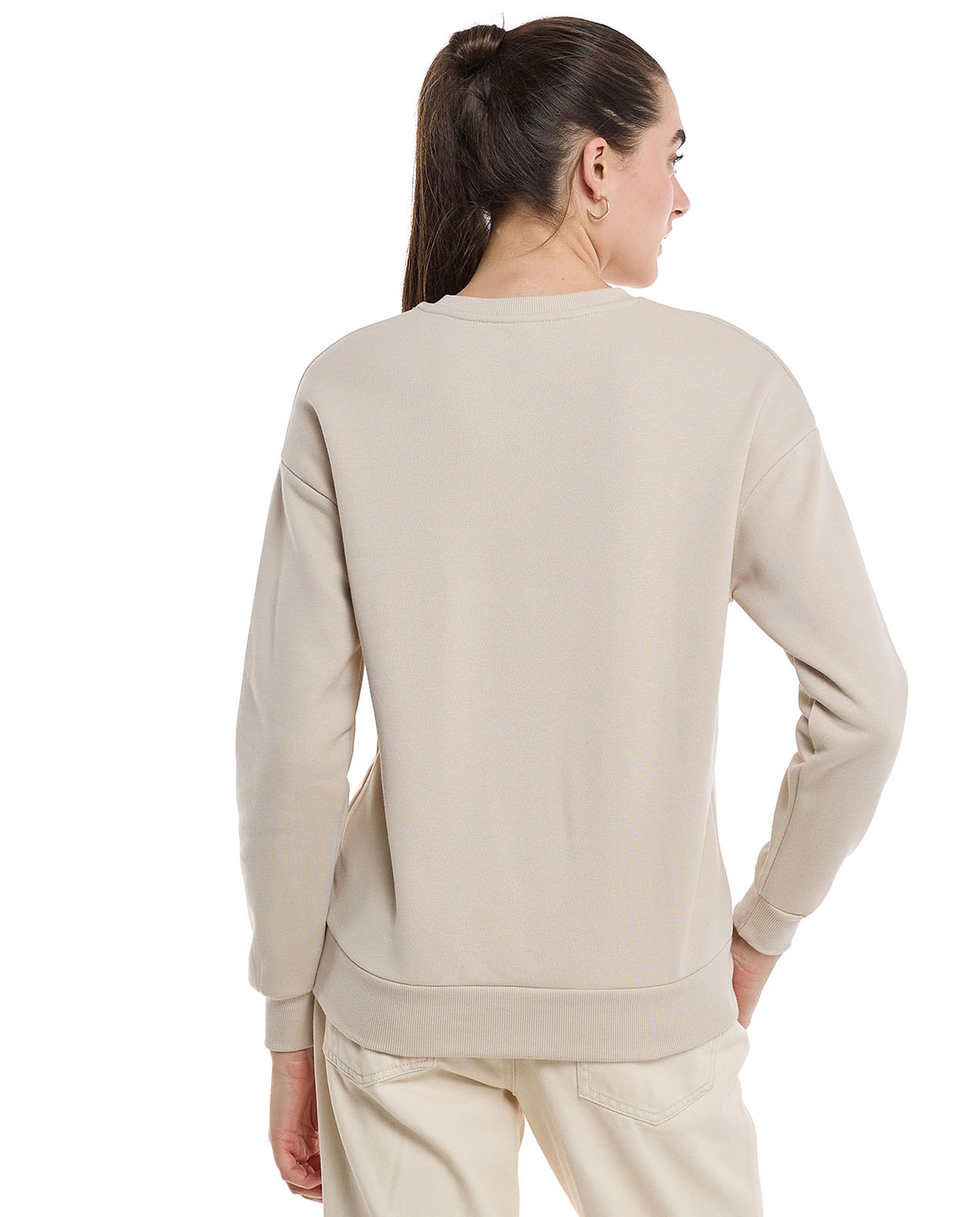 سويتشيرت مطبوع برقبة دائرية وأكمام طويلة