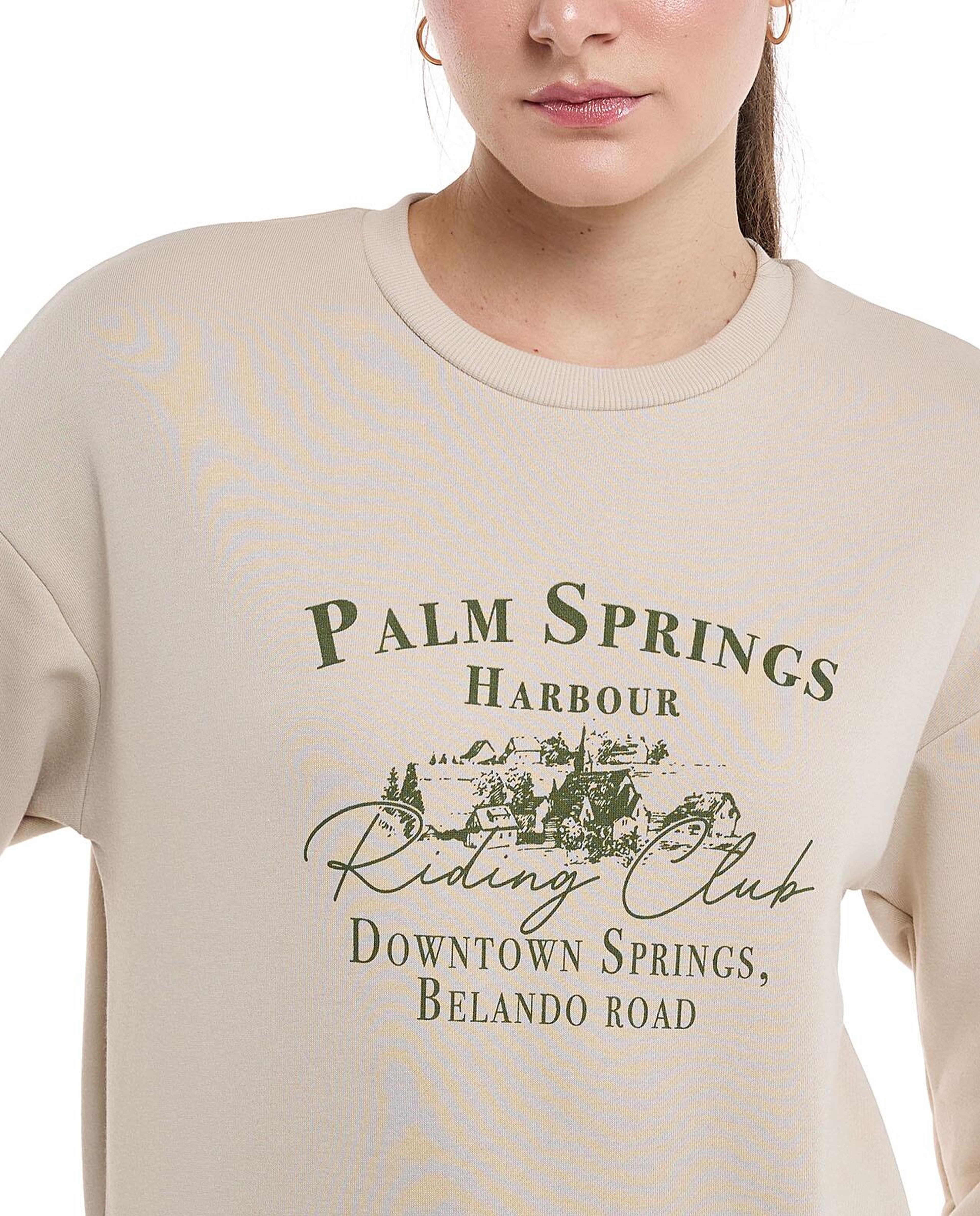 سويتشيرت مطبوع برقبة دائرية وأكمام طويلة