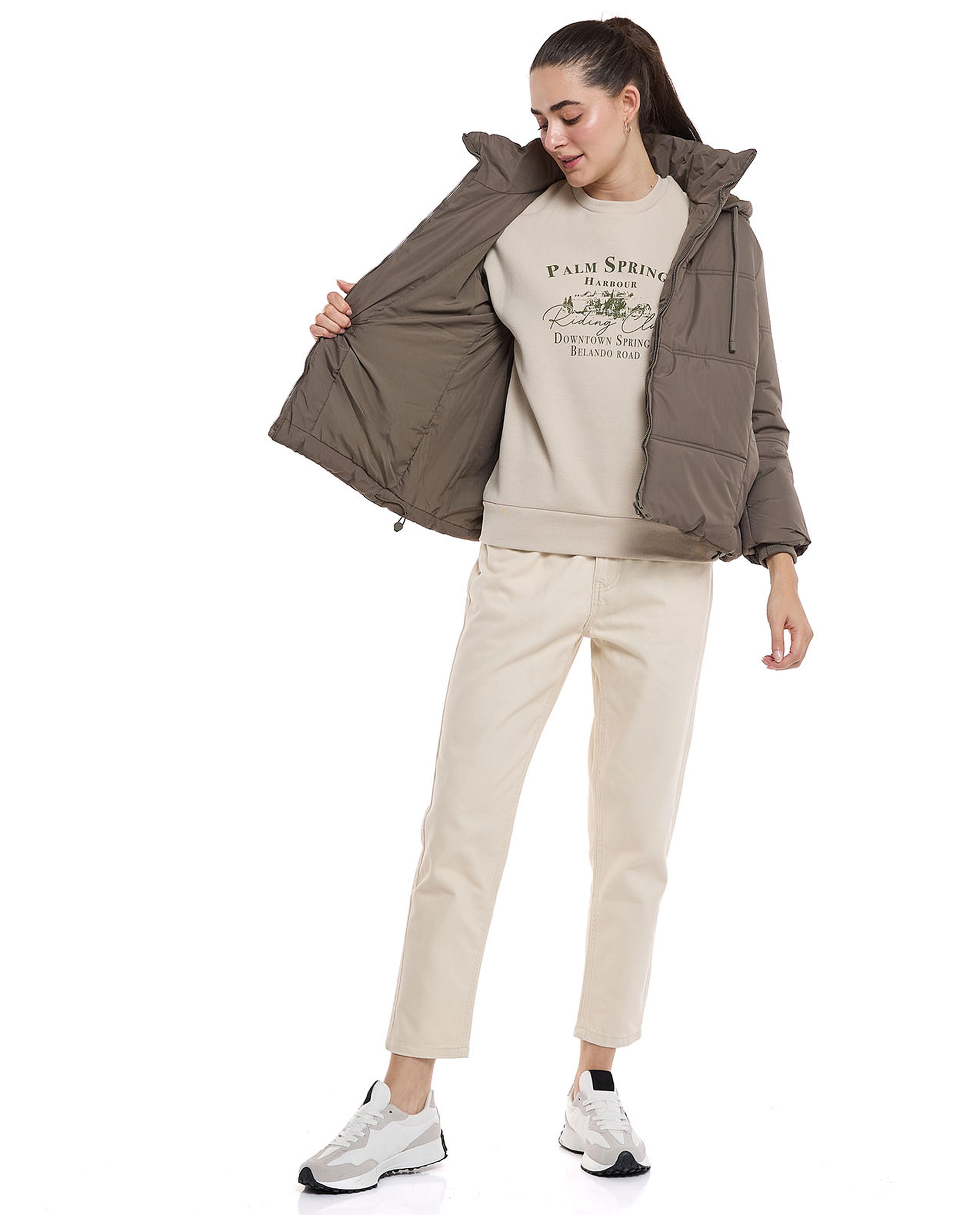 سويتشيرت مطبوع برقبة دائرية وأكمام طويلة