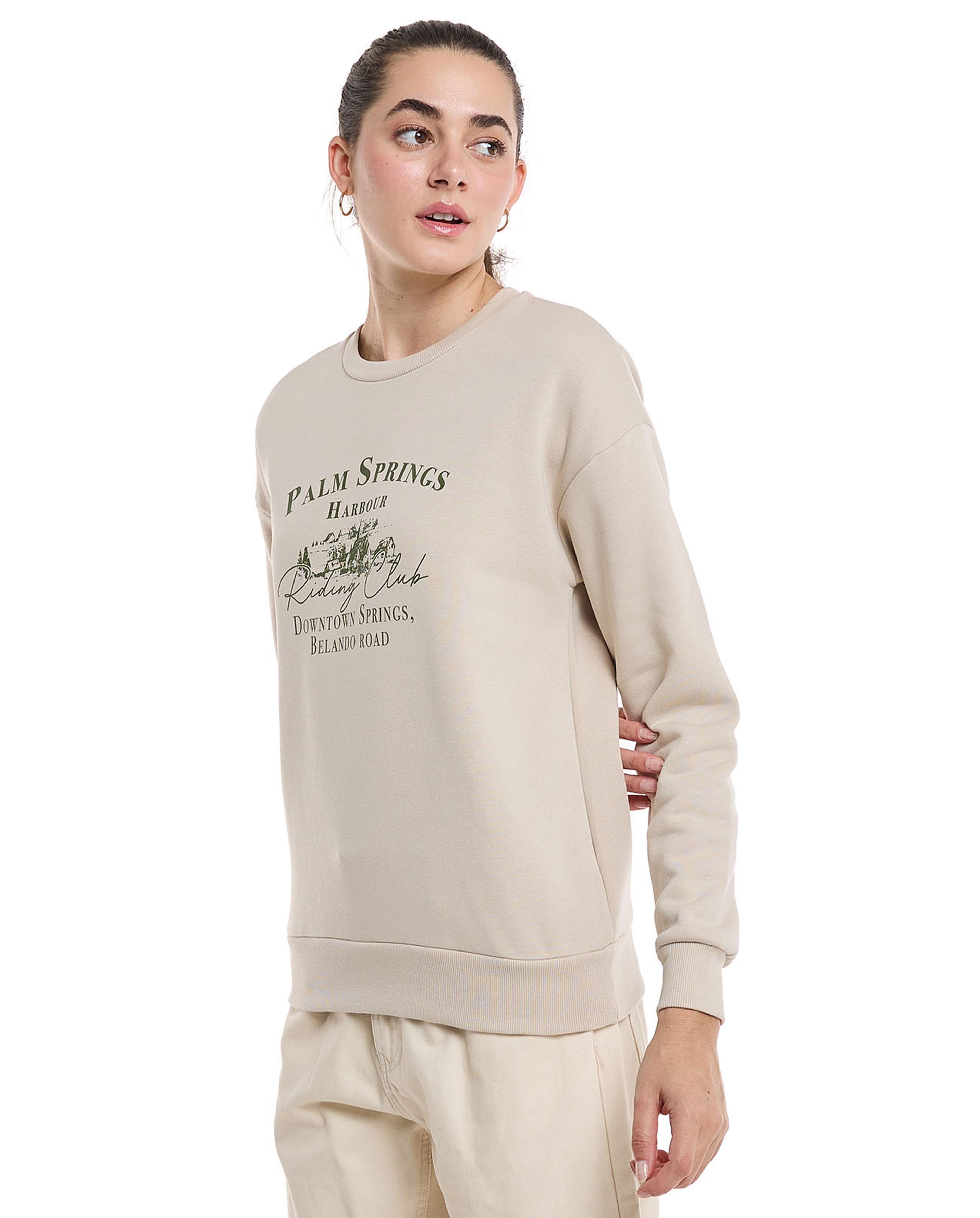 سويتشيرت مطبوع برقبة دائرية وأكمام طويلة