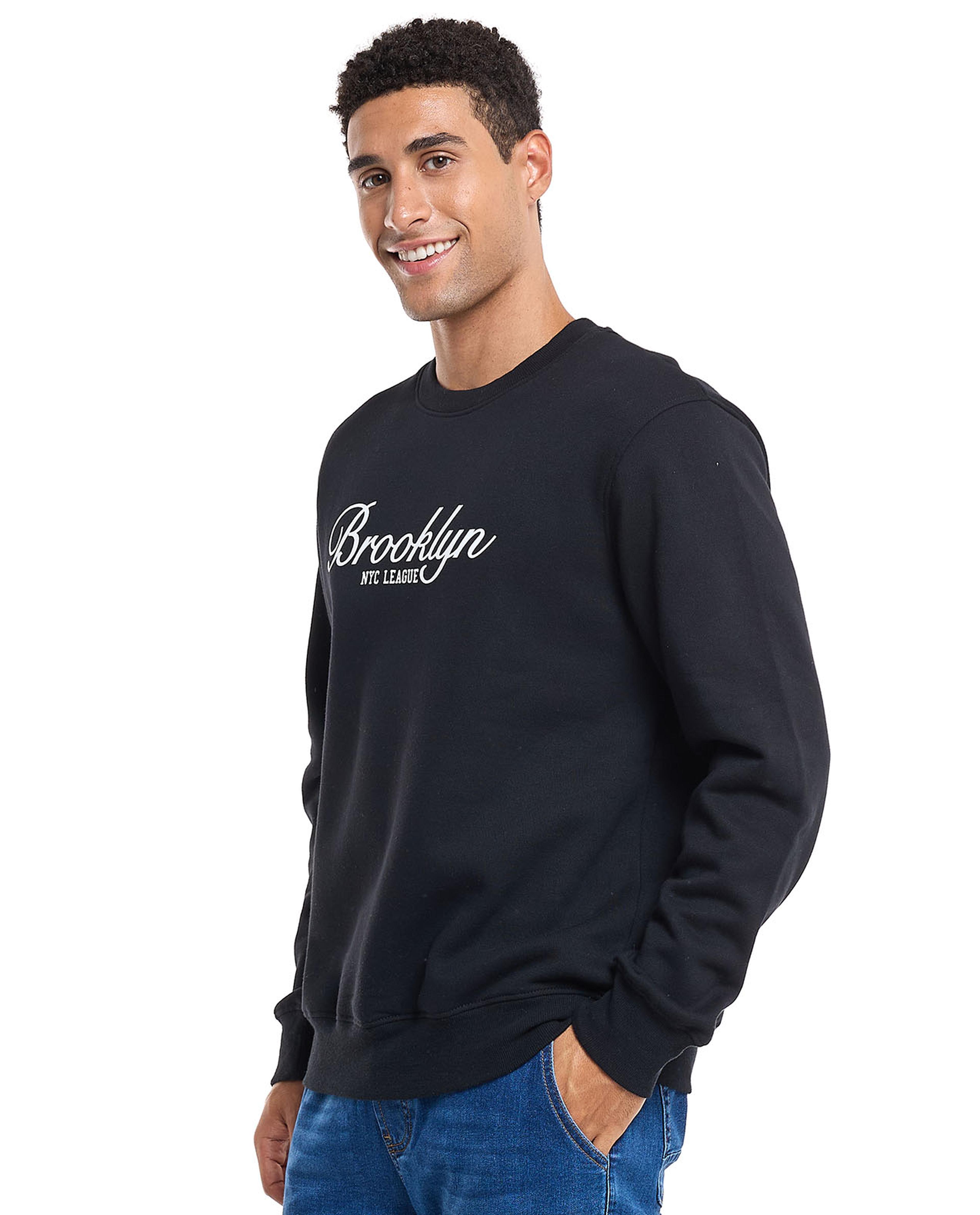 سويتشيرت مطبوع برقبة دائرية وأكمام طويلة