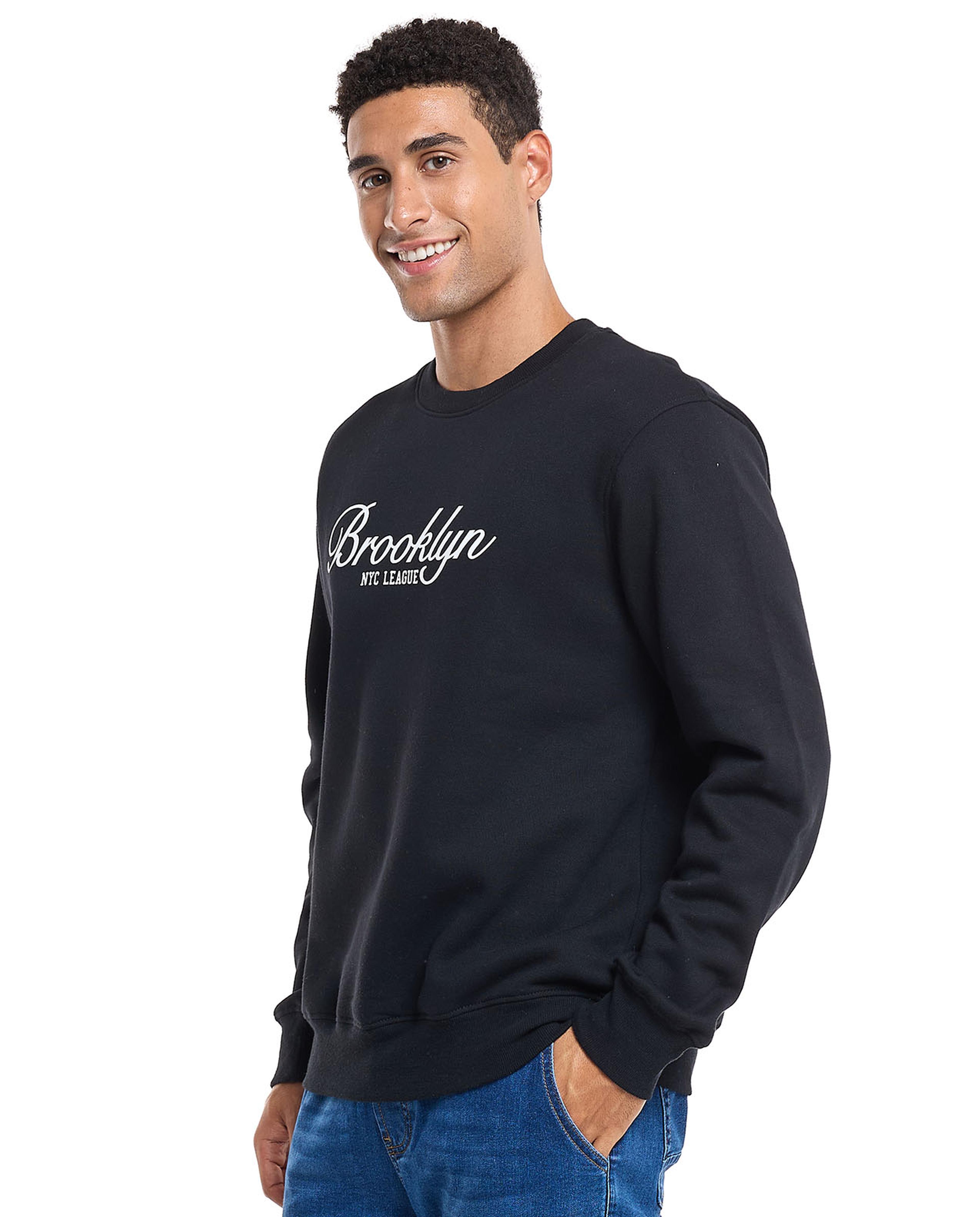 سويتشيرت مطبوع برقبة دائرية وأكمام طويلة