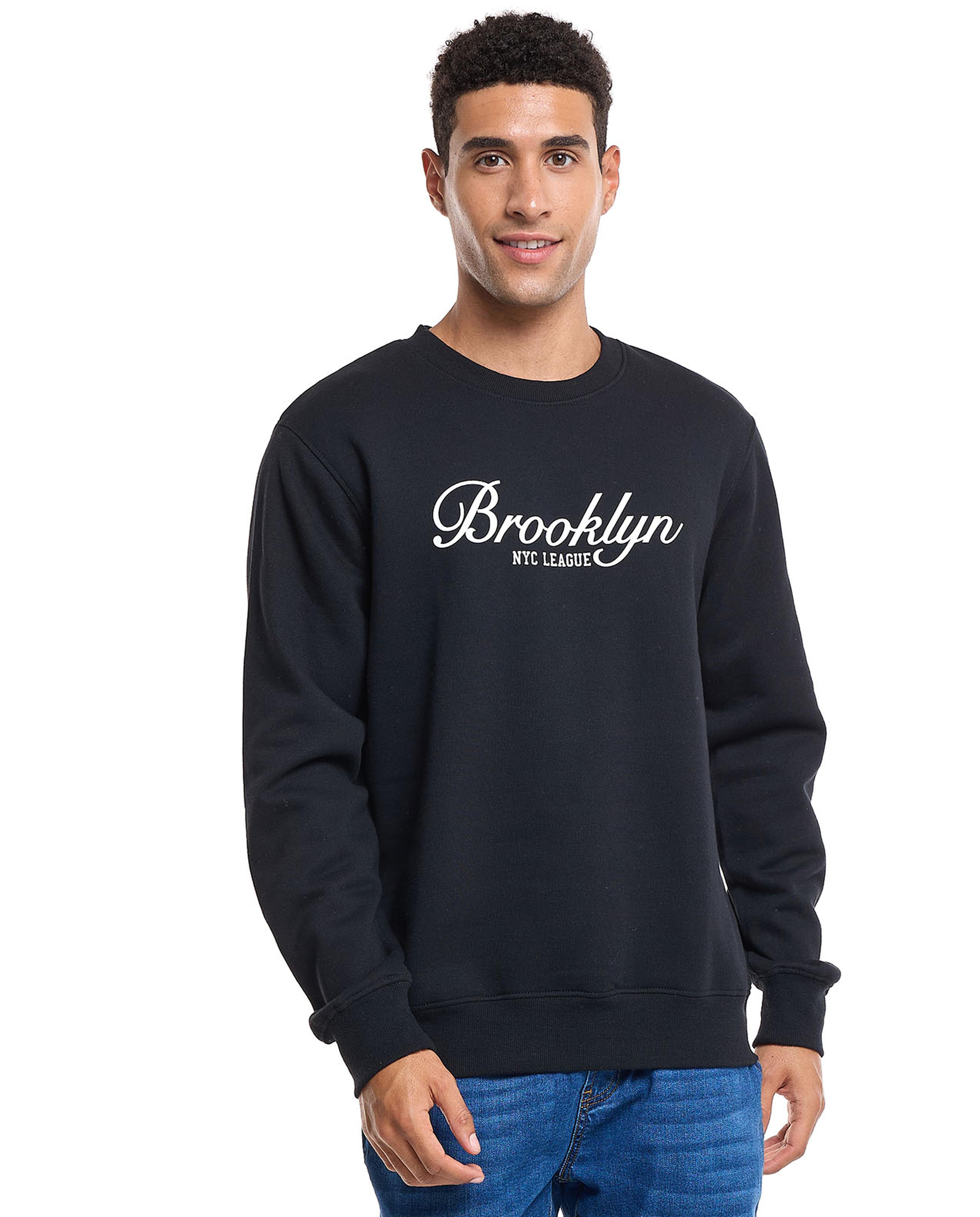 سويتشيرت مطبوع برقبة دائرية وأكمام طويلة