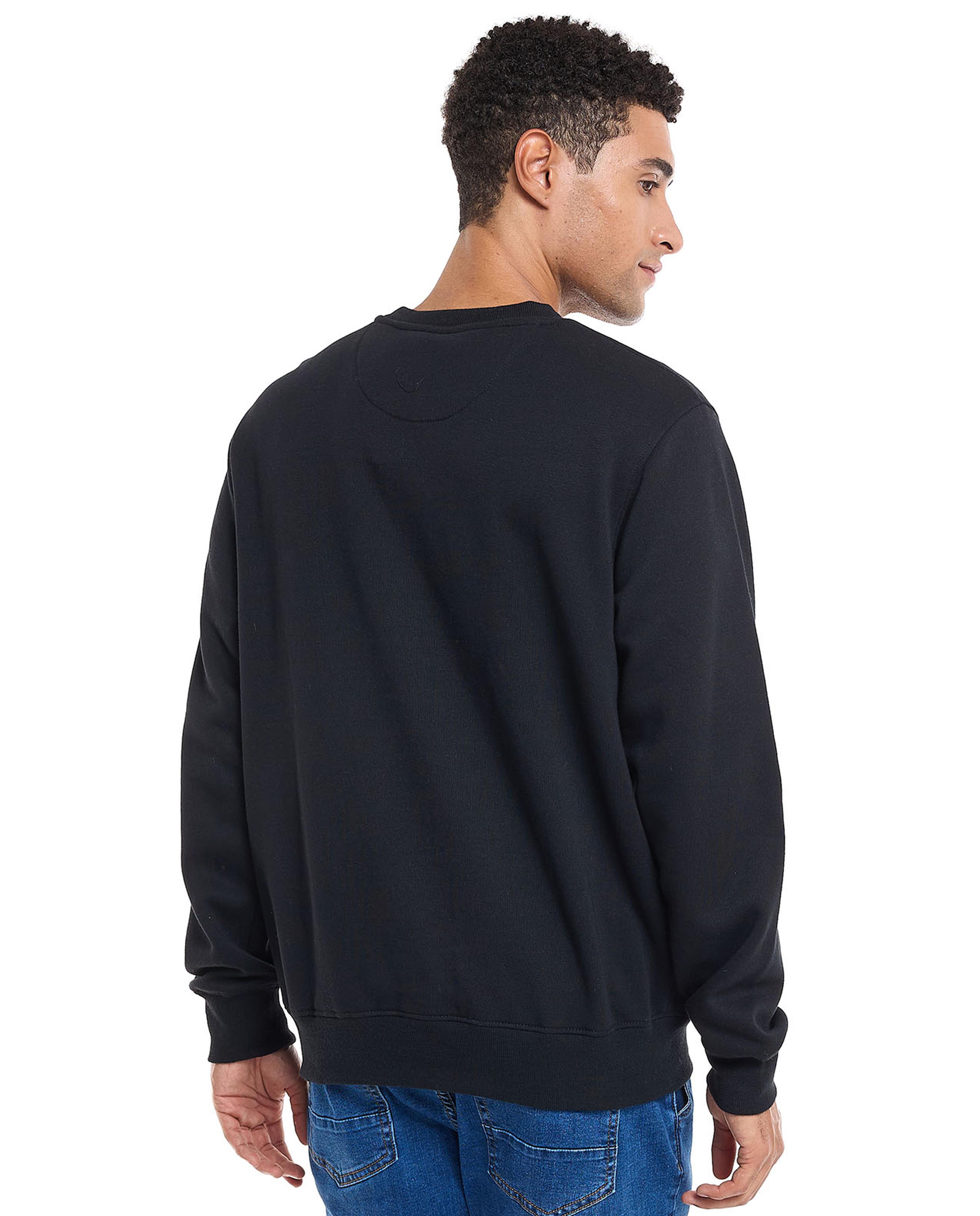 سويتشيرت مطبوع برقبة دائرية وأكمام طويلة