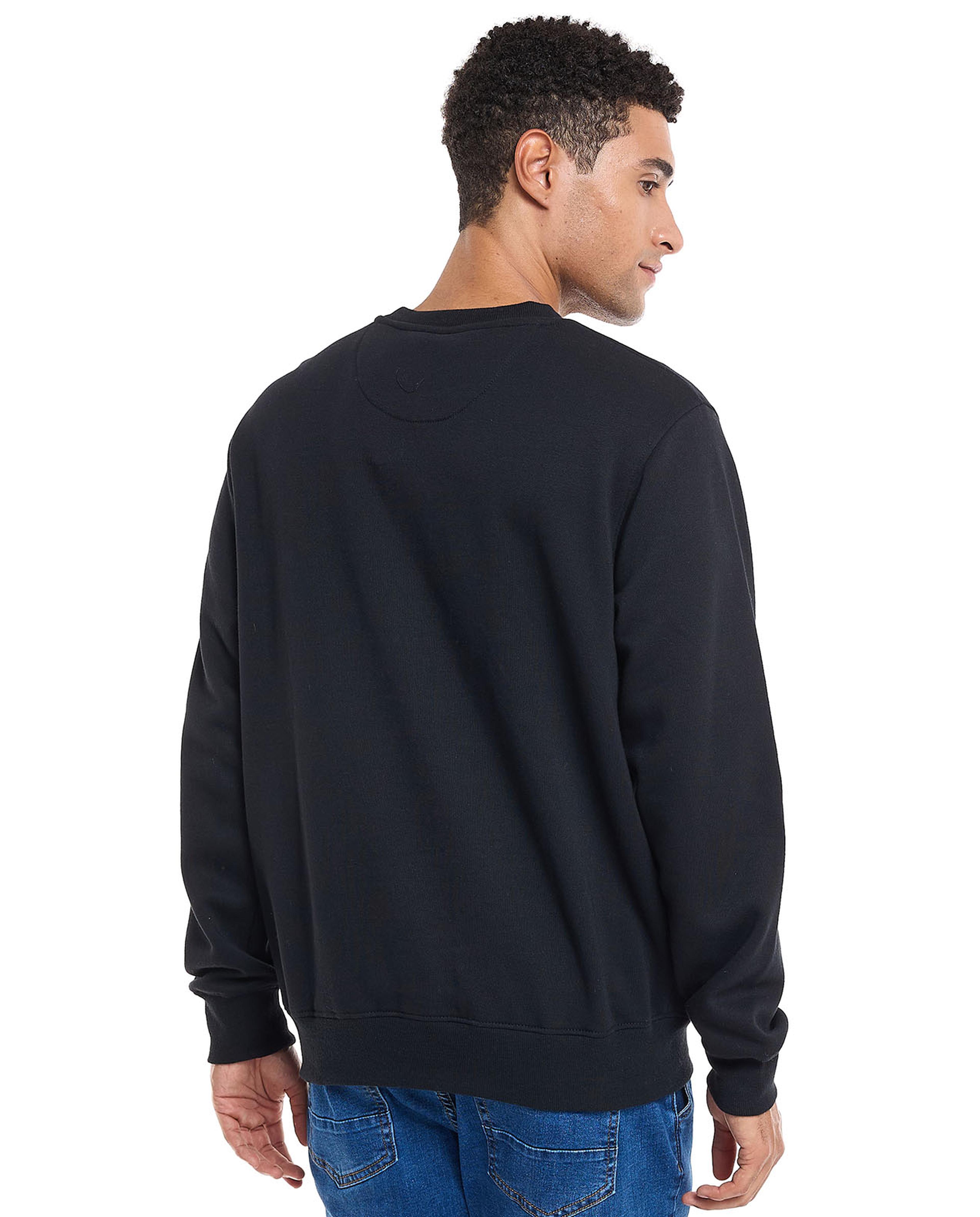 سويتشيرت مطبوع برقبة دائرية وأكمام طويلة